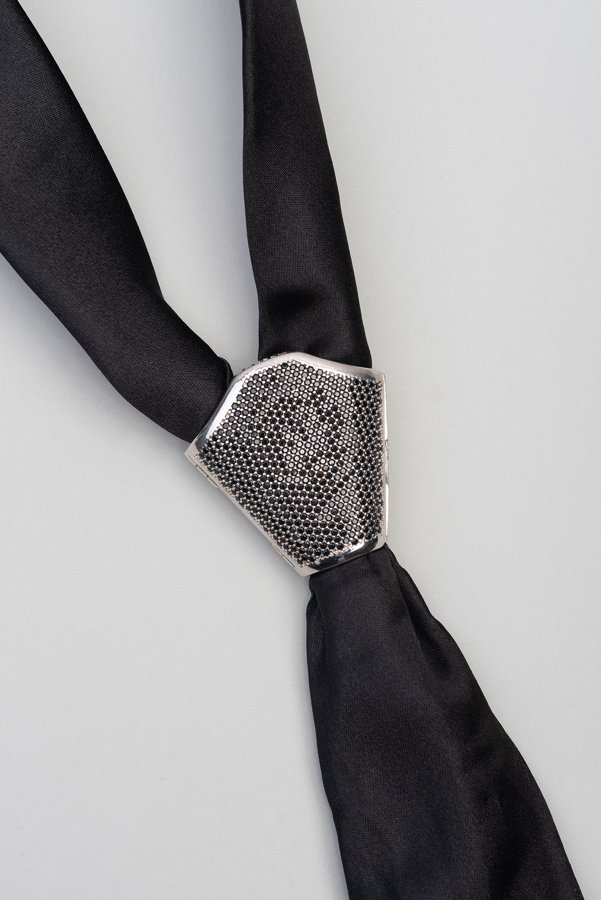 So CHIC Siyah Taşlı Gümüş Tasarım Kravat Tokası Siyah Taşlı Gümüş Tasarım Kravat Tokası 07259999999. 1