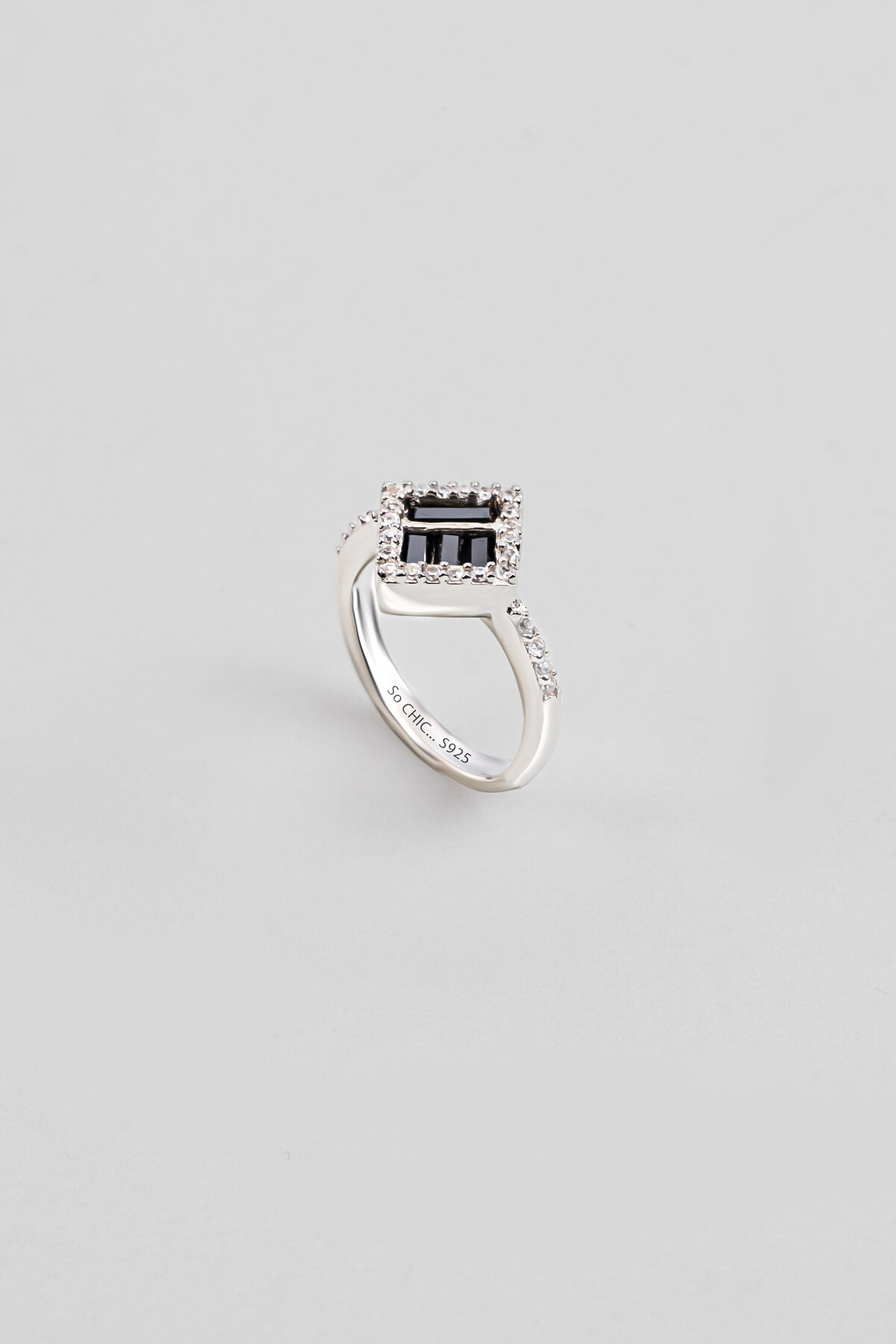 Siyah Baget 18 Ayar Beyaz Altın Kaplama Gümüş Yüzük