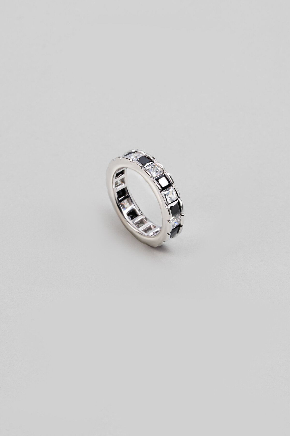 Siyah Taşlı 18 Ayar Beyaz Altın Kaplama Gümüş Yüzük