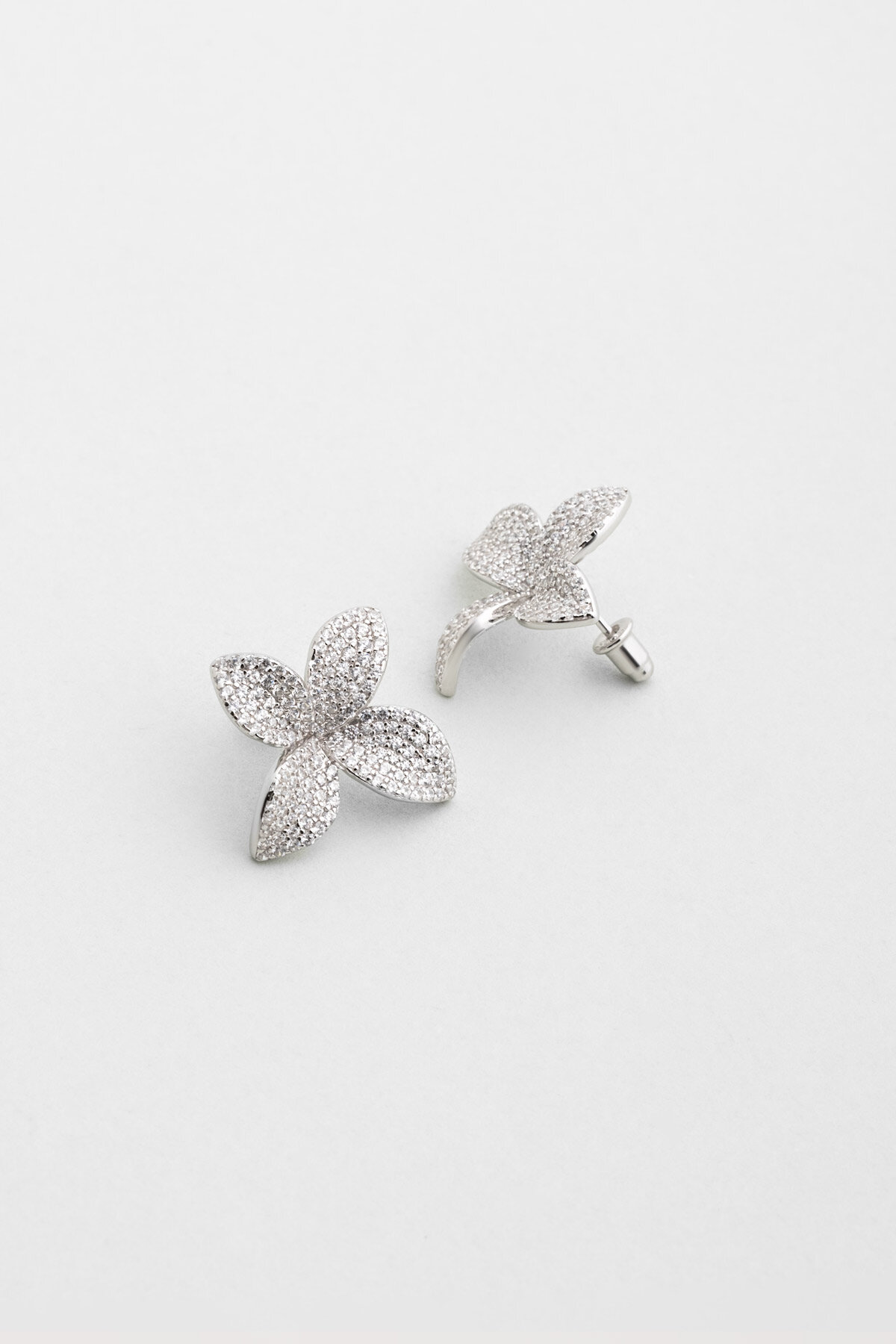 Begonvil Çiçeği 18 Ayar Beyaz Altın Kaplama Gümüş Küpe