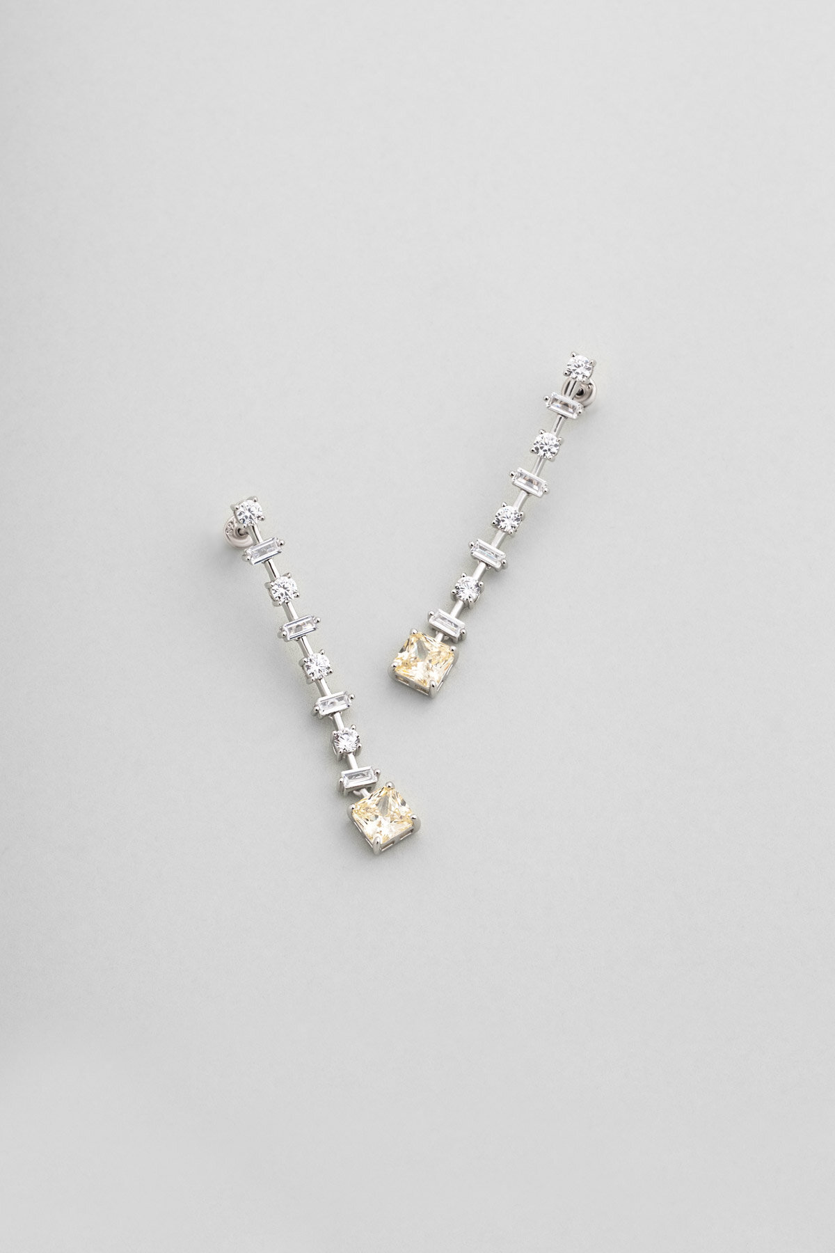 Baget Güneşi 18 Ayar Beyaz Altın Kaplama Gümüş Küpe