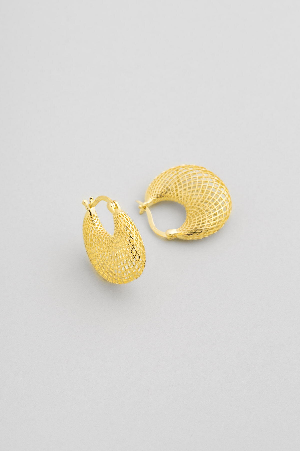 Ay Tanrıçası 18 Ayar Beyaz Altın Kaplama Gümüş Halka Küpe