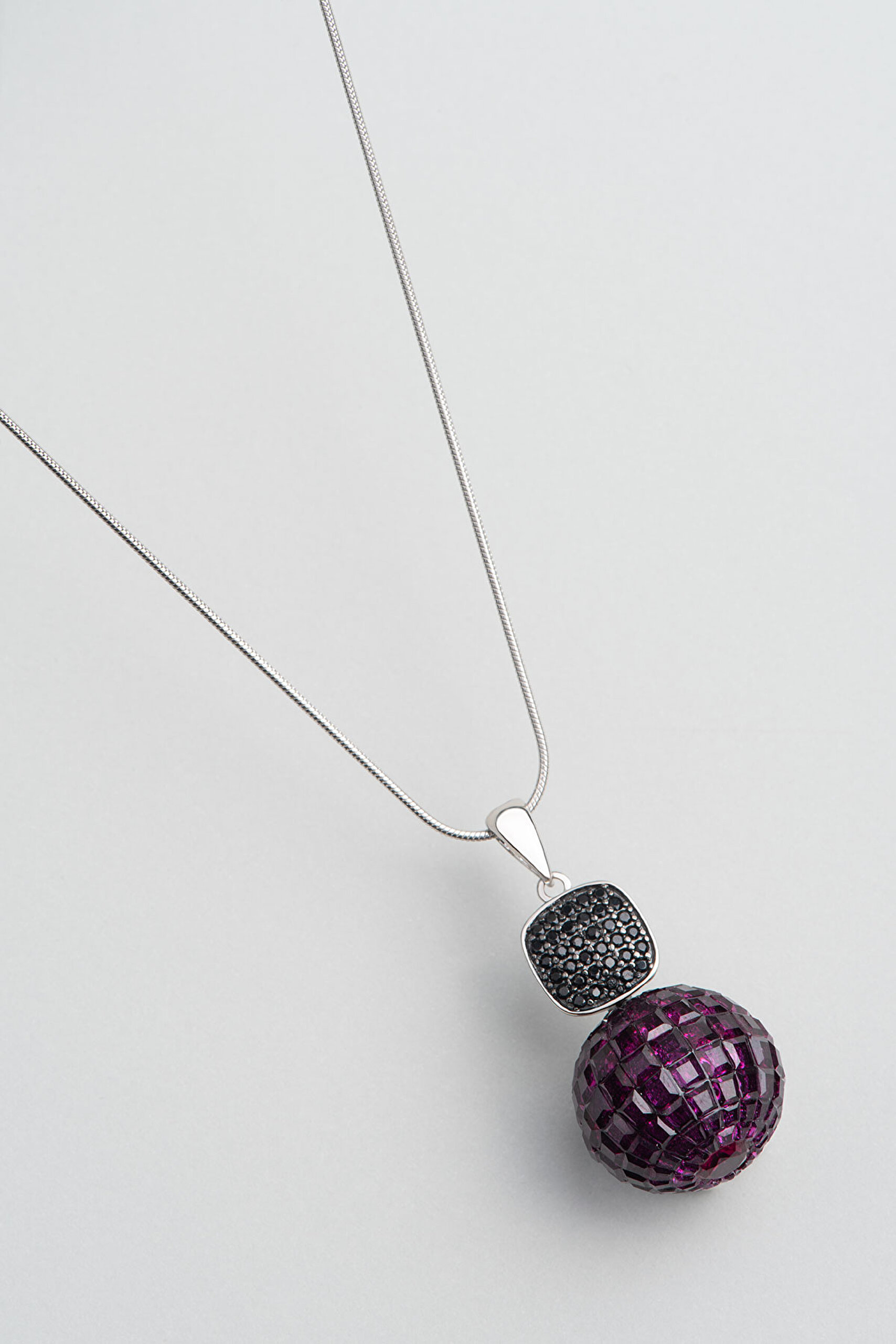 Created Ruby Taşlı 18 Ayar Beyaz Altın Kaplama Gümüş 46 Cm Küre Tasarımlı Kolye