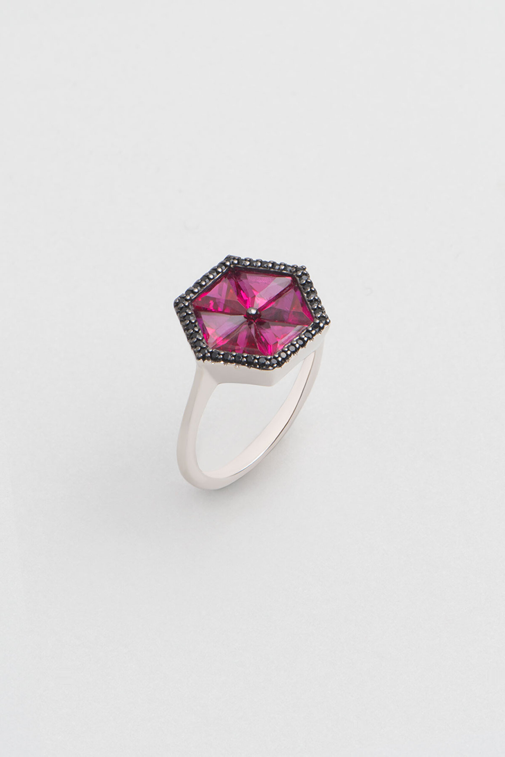 ⁠ Created Ruby Taşlı 18 Ayar Beyaz Altın Kaplama Gümüş Geometrik Tasarımlı Yüzük_0}
