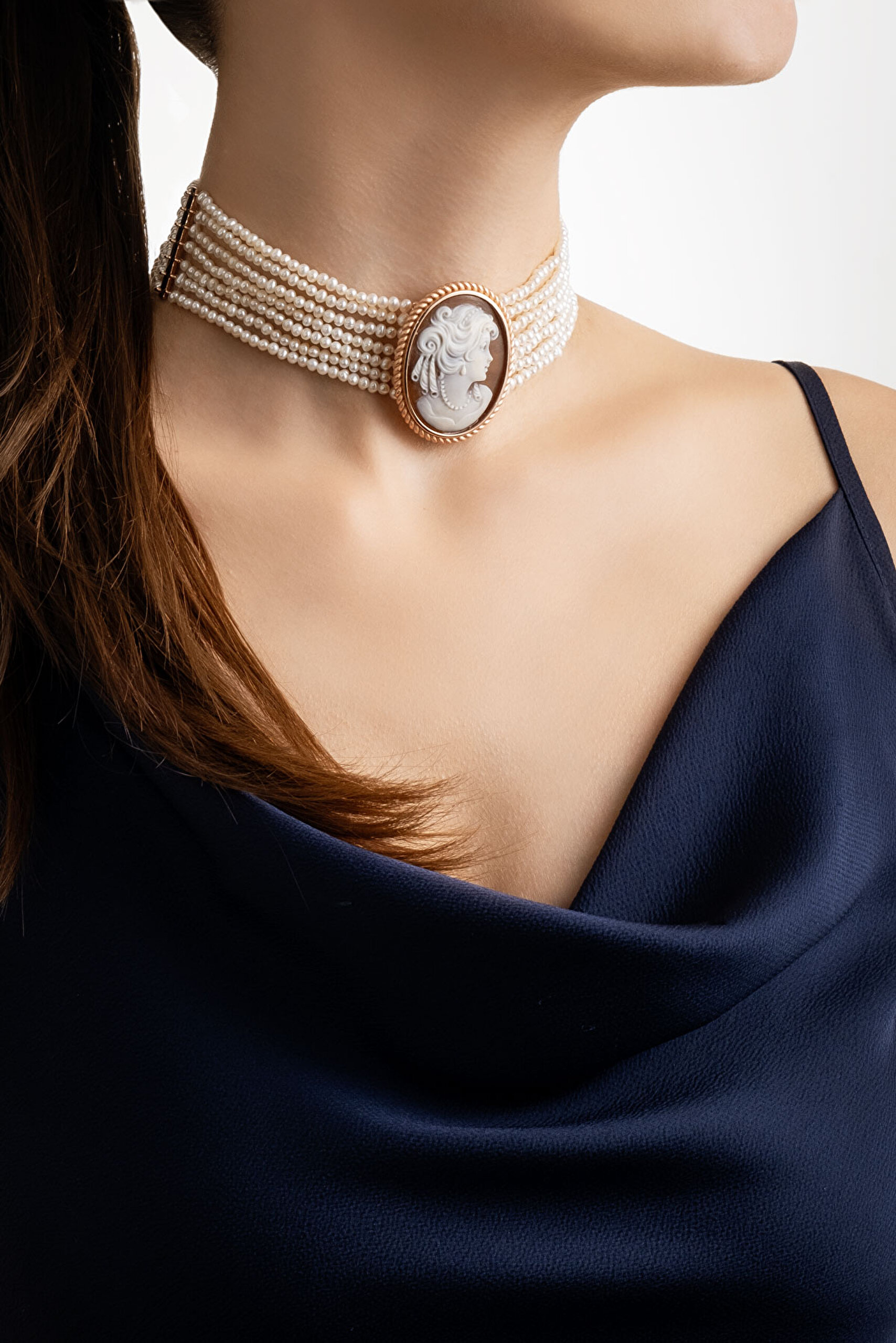 ⁠ Cameo İtaliano İnci Küpeli Kız 18 Ayar Sarı Altın Kaplama Gümüş Choker Kolye_1}