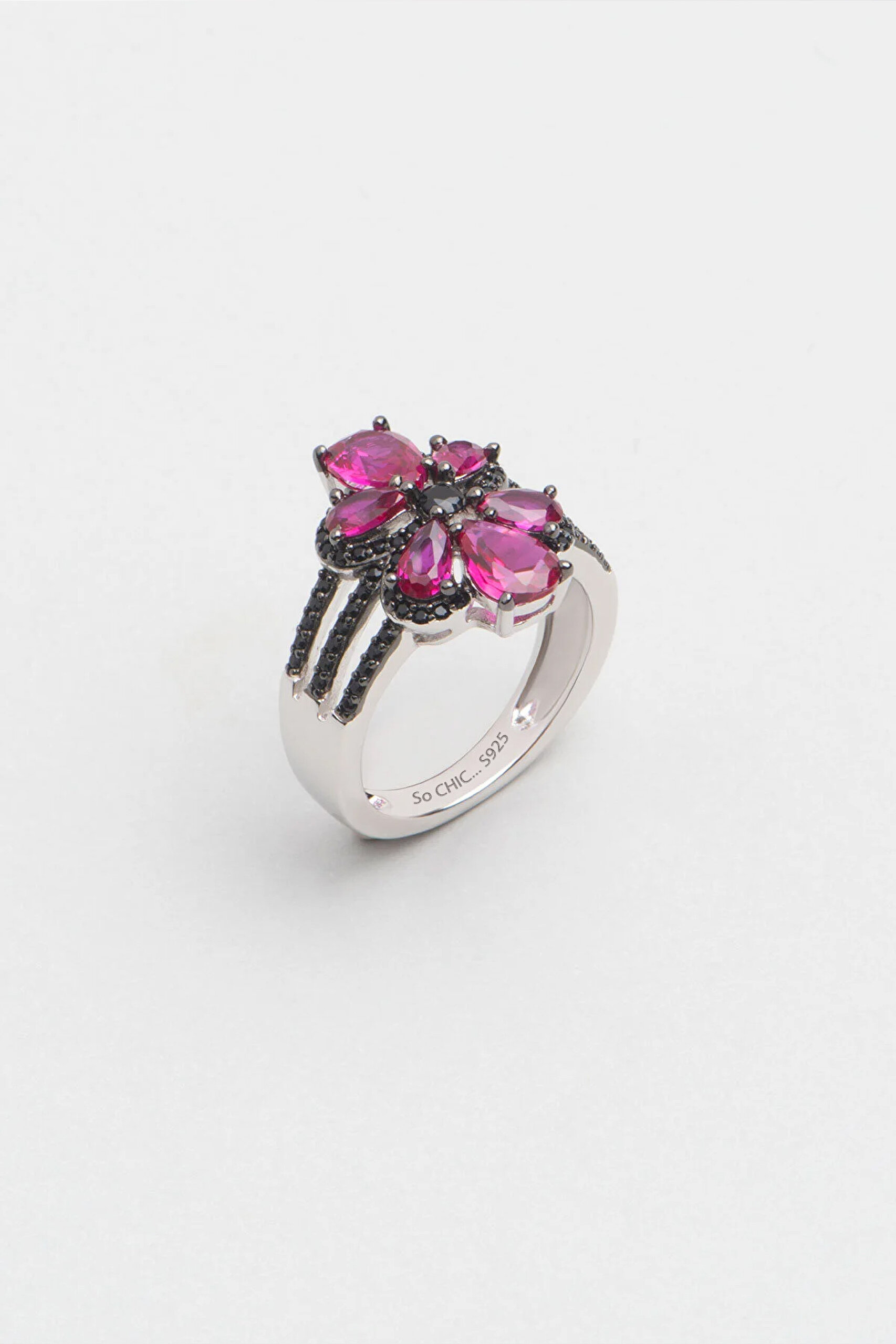 ⁠ Created Ruby Taşlı 18 Ayar Beyaz Altın Kaplama Gümüş Çiçek Tasarımlı Yüzük_0}