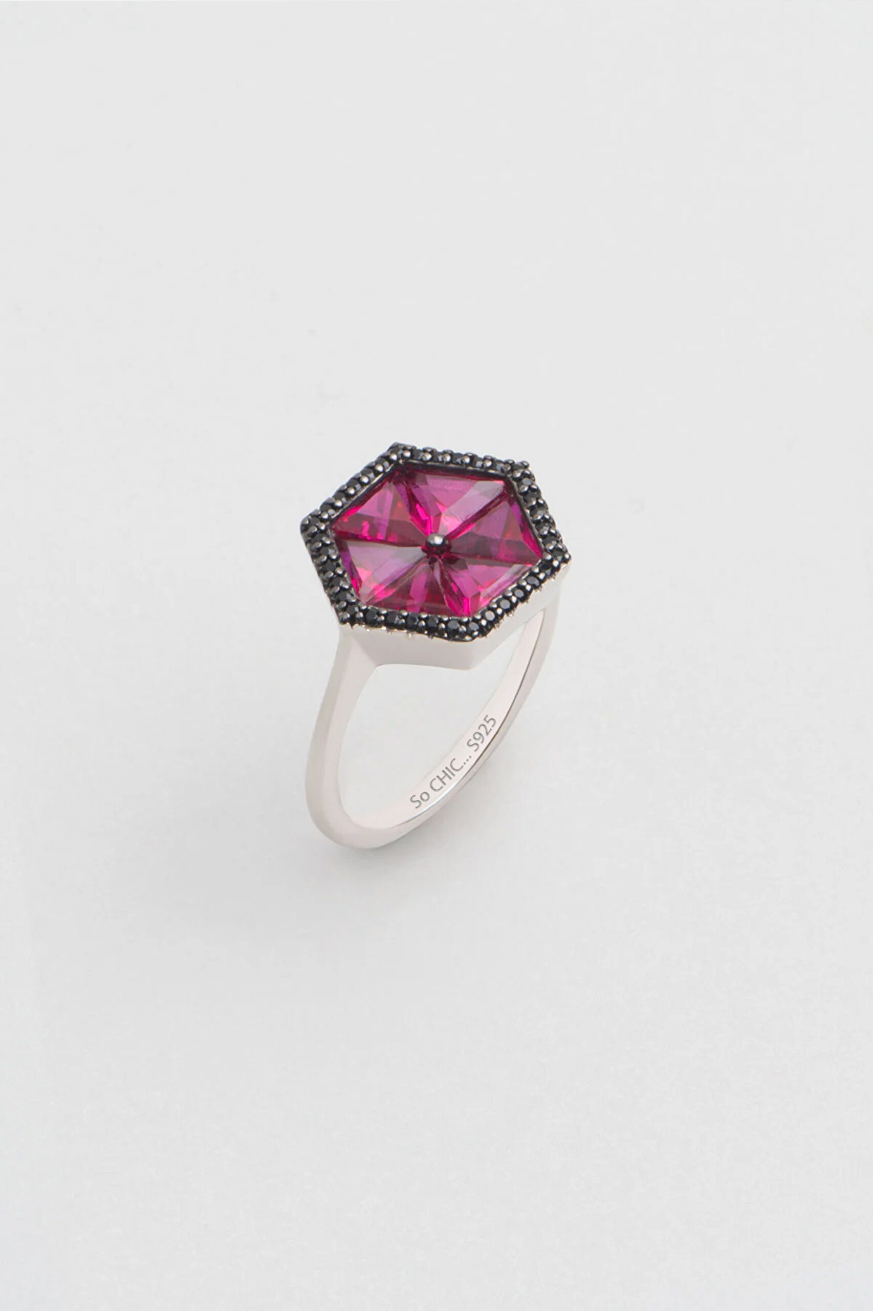 ⁠ Created Ruby Taşlı 18 Ayar Beyaz Altın Kaplama Gümüş Geometrik Tasarımlı Yüzük_0}