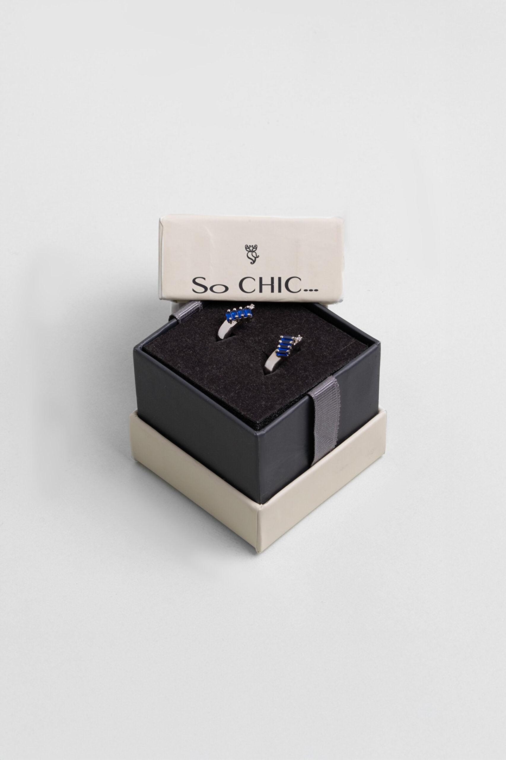 ⁠ Baget Taşlı 18 Ayar Beyaz Altın Kaplama Gümüş Minimal Küpe_2}