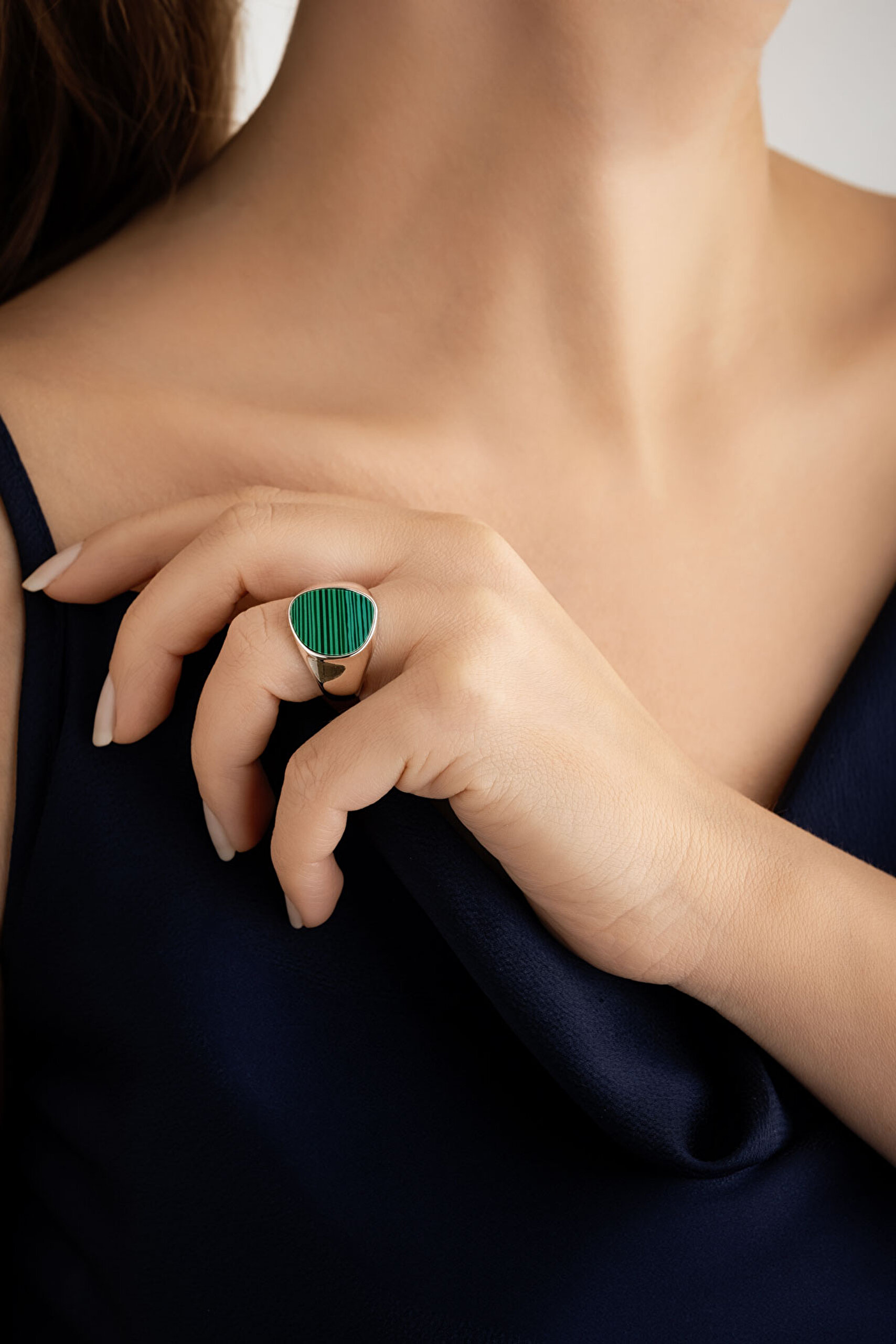 ⁠ Green Majesty 18 Ayar Beyaz Altın Kaplama Gümüş Yüzük_1}