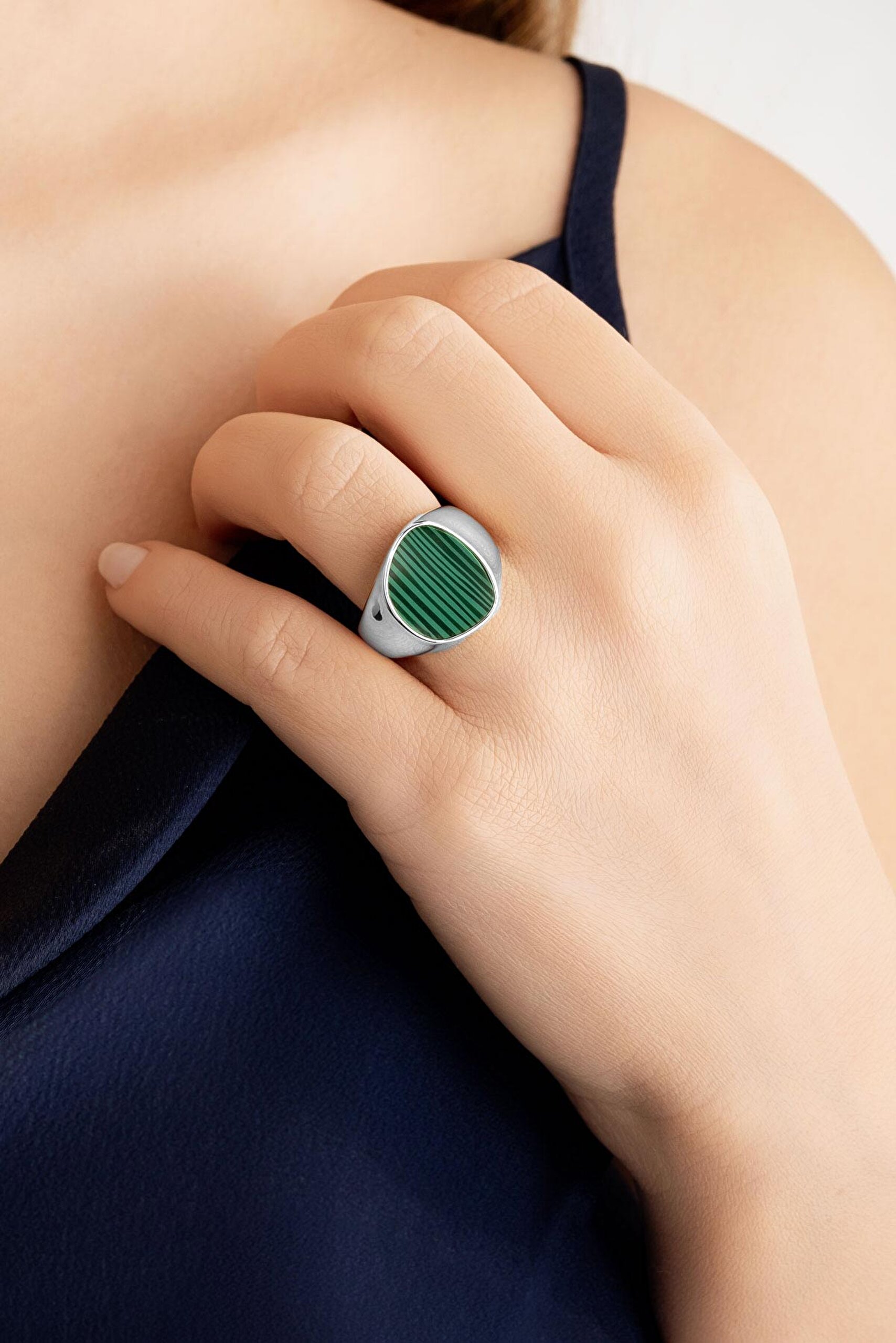 ⁠ Green Majesty 18 Ayar Beyaz Altın Kaplama Gümüş Yüzük_1}