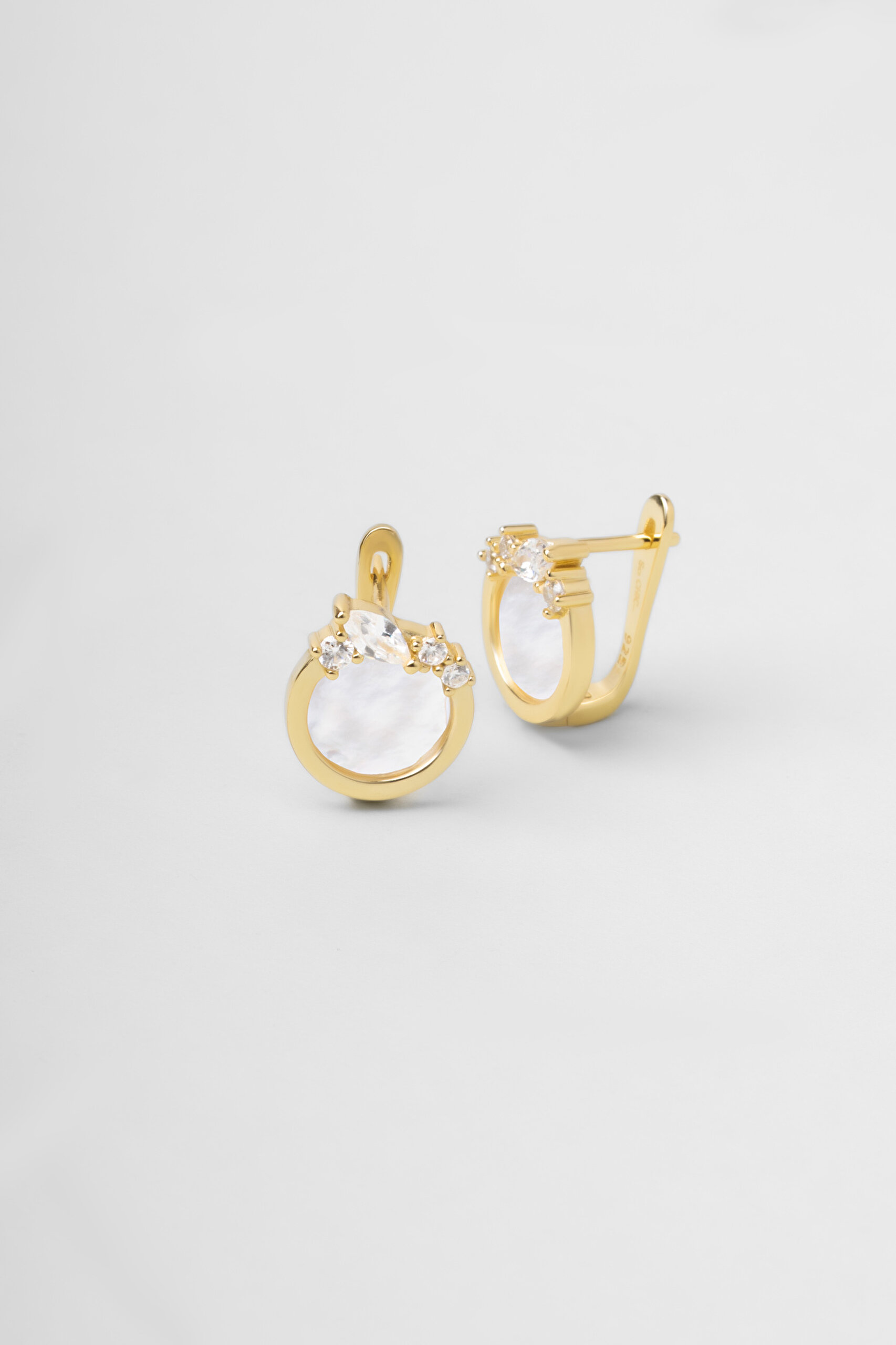 ⁠ Sedef Tanrıçası 18 Ayar Sarı Altın Kaplama Gümüş Minimal Küpe_0}