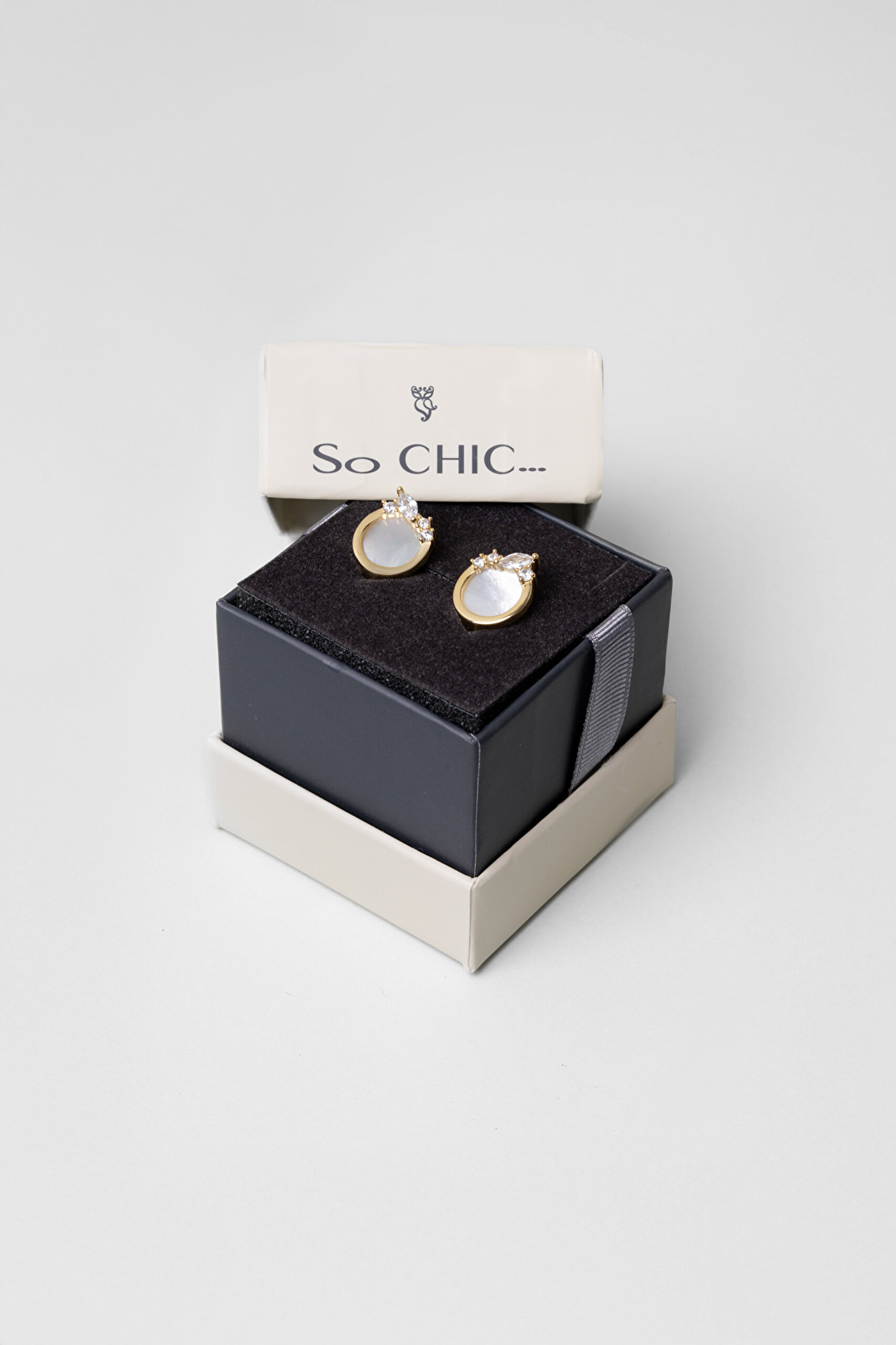 ⁠ Sedef Tanrıçası 18 Ayar Sarı Altın Kaplama Gümüş Minimal Küpe_4}