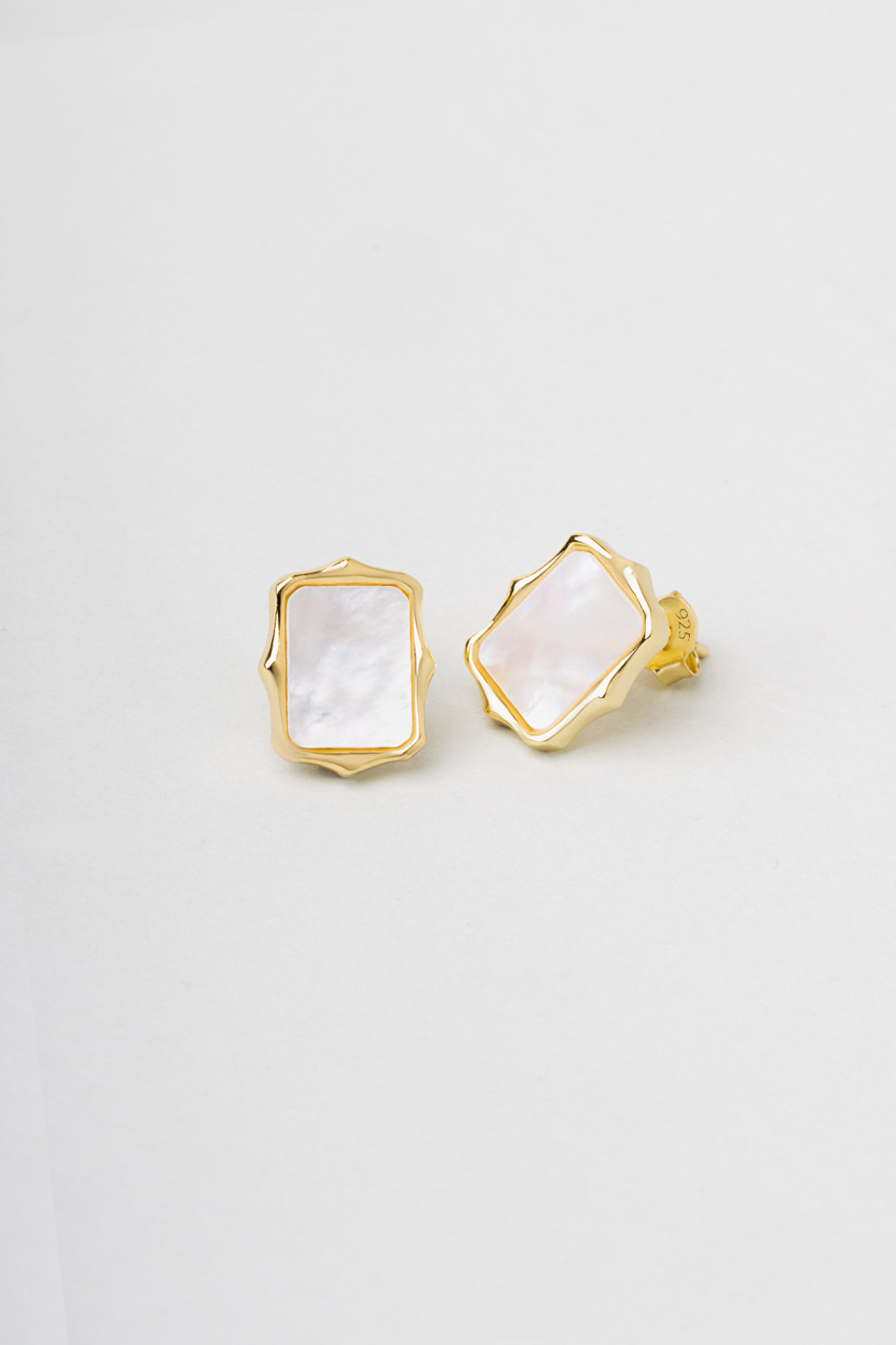 ⁠ Serenity 18 Ayar Sarı Altın Kaplama Gümüş Minimal Küpe_0}