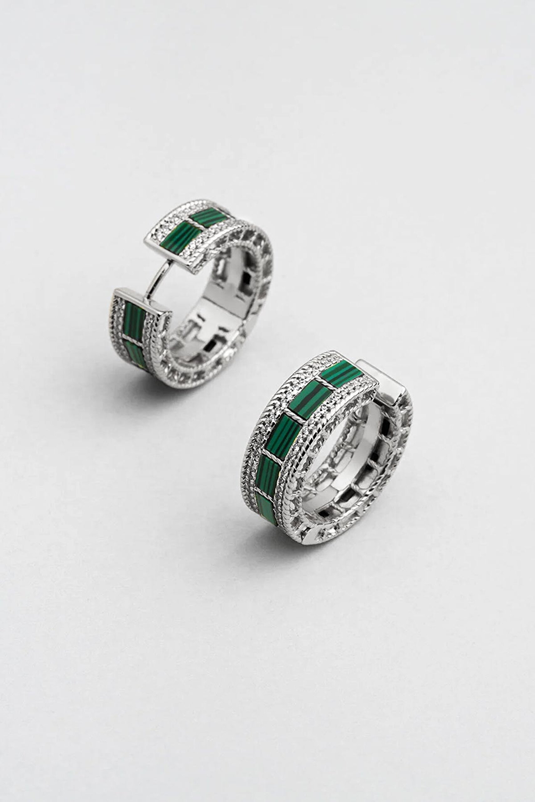 ⁠ Malahit Işıltısı 18 Ayar Beyaz Altın Kaplama Gümüş Halka Küpe_0}