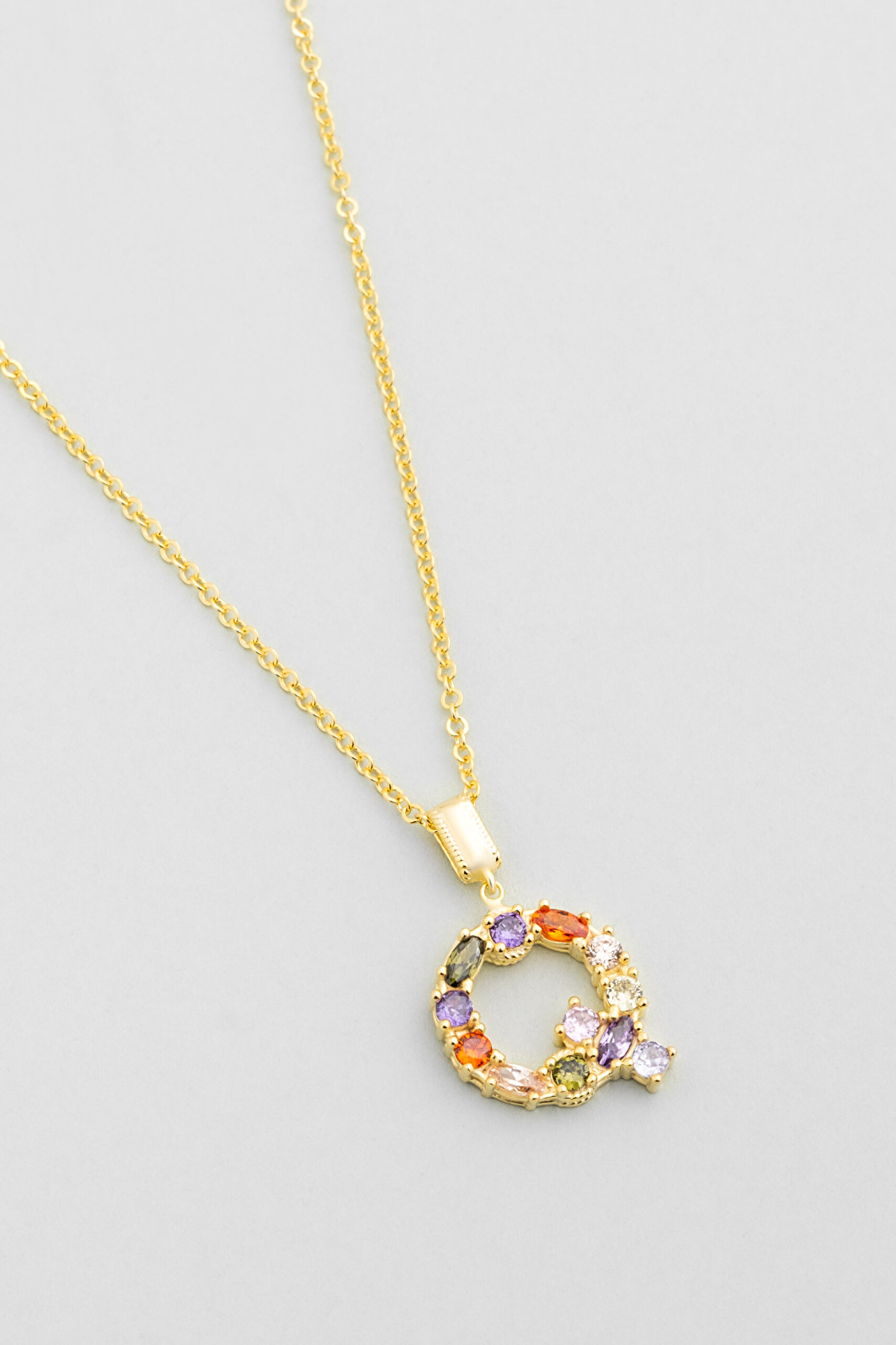 ⁠ Mini Q Harfi Günışığı Renkli 18 Ayar Sarı Altın Kaplama Gümüş Kolye_2}