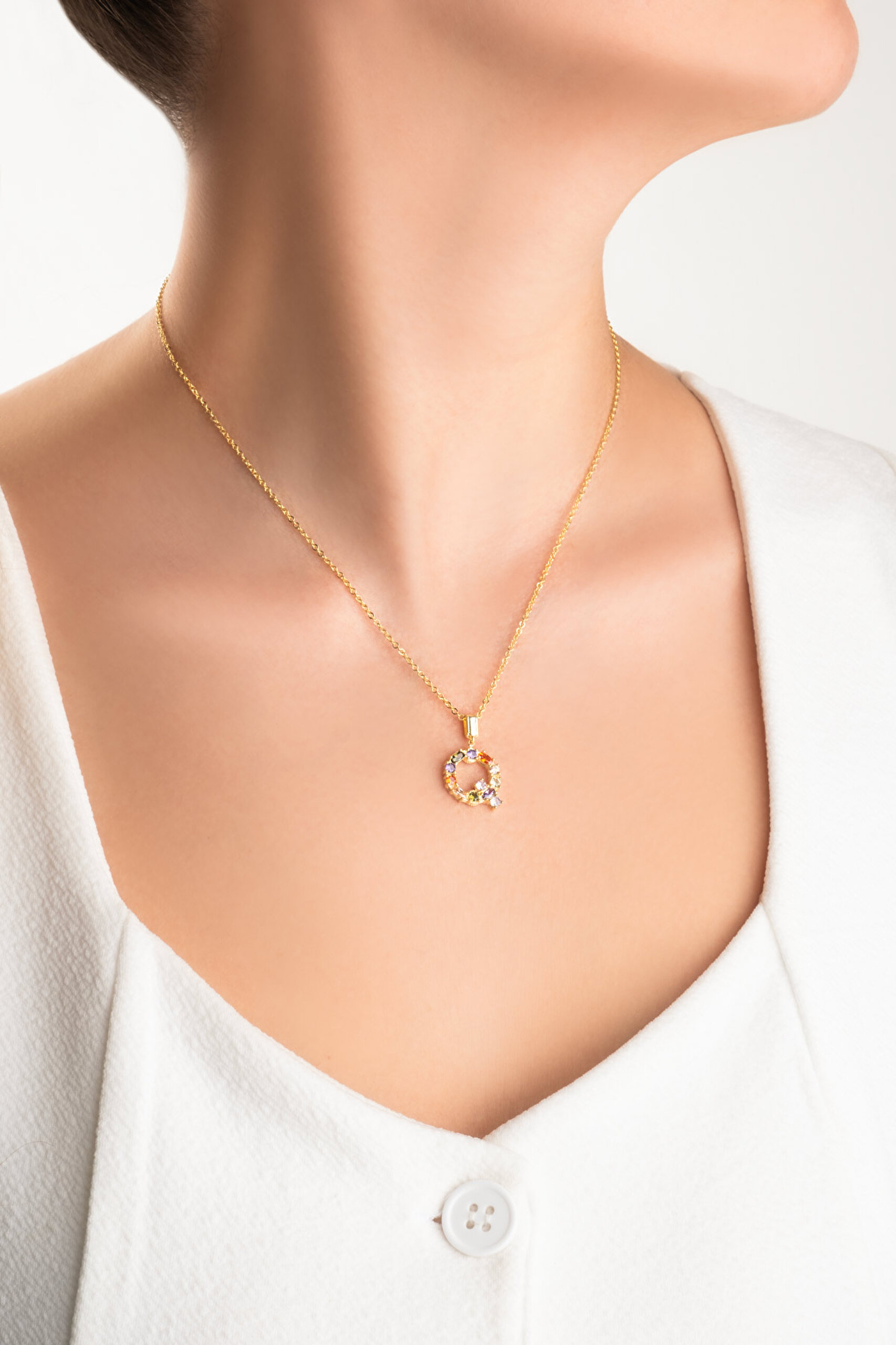 ⁠ Mini Q Harfi Günışığı Renkli 18 Ayar Sarı Altın Kaplama Gümüş Kolye_3}