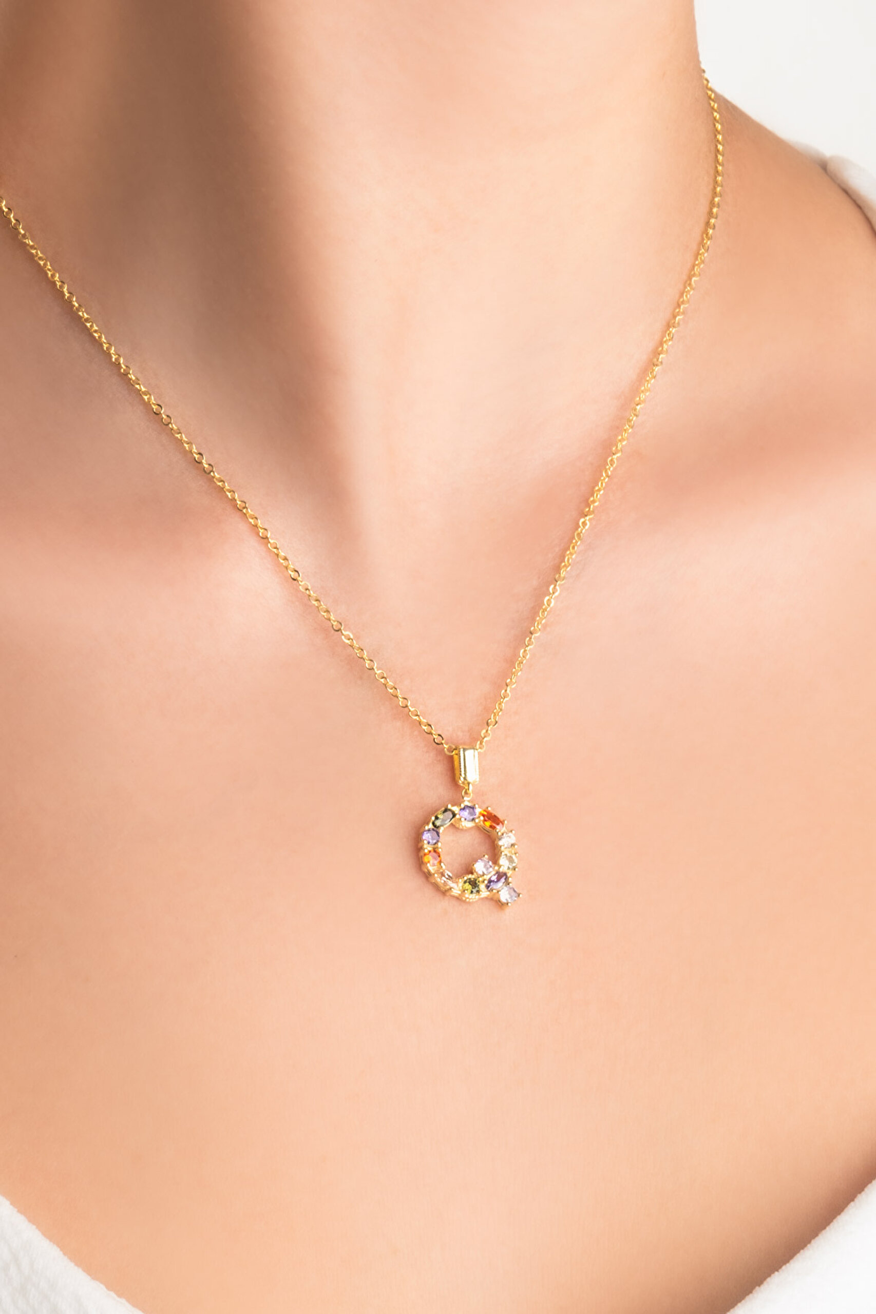 ⁠ Mini Q Harfi Günışığı Renkli 18 Ayar Sarı Altın Kaplama Gümüş Kolye_1}
