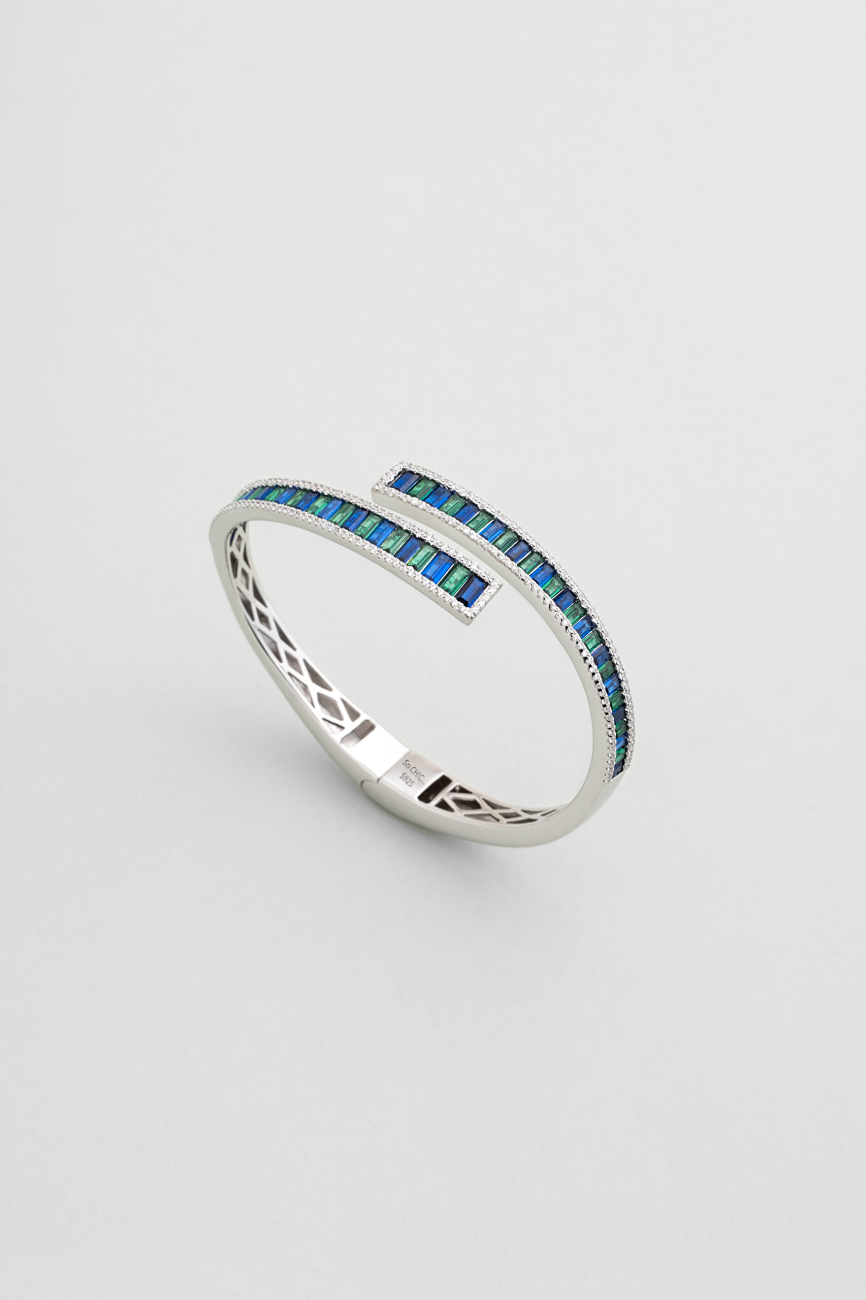 ⁠ Renkli Baget Taşlı 18 Ayar Beyaz Altın Kaplama Gümüş Kelepçe Bileklik_3}