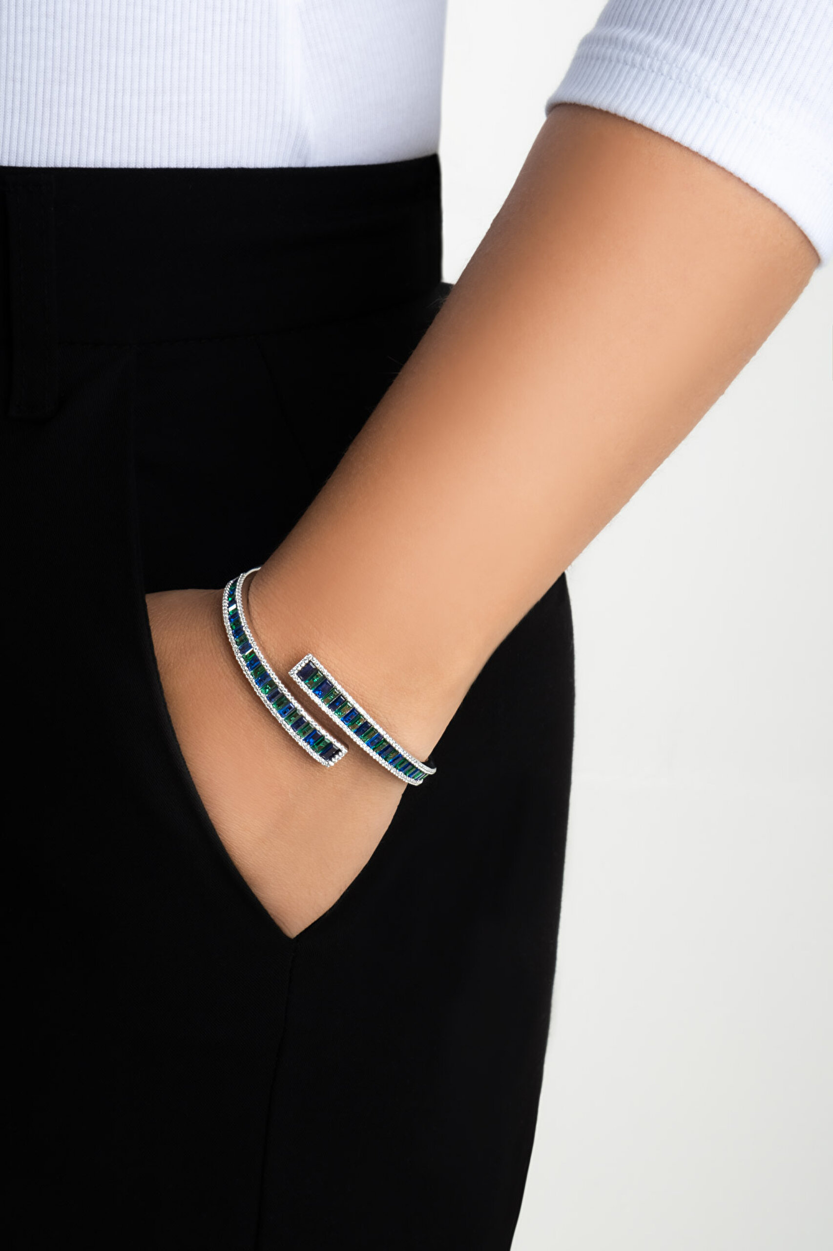 ⁠ Renkli Baget Taşlı 18 Ayar Beyaz Altın Kaplama Gümüş Kelepçe Bileklik_2}