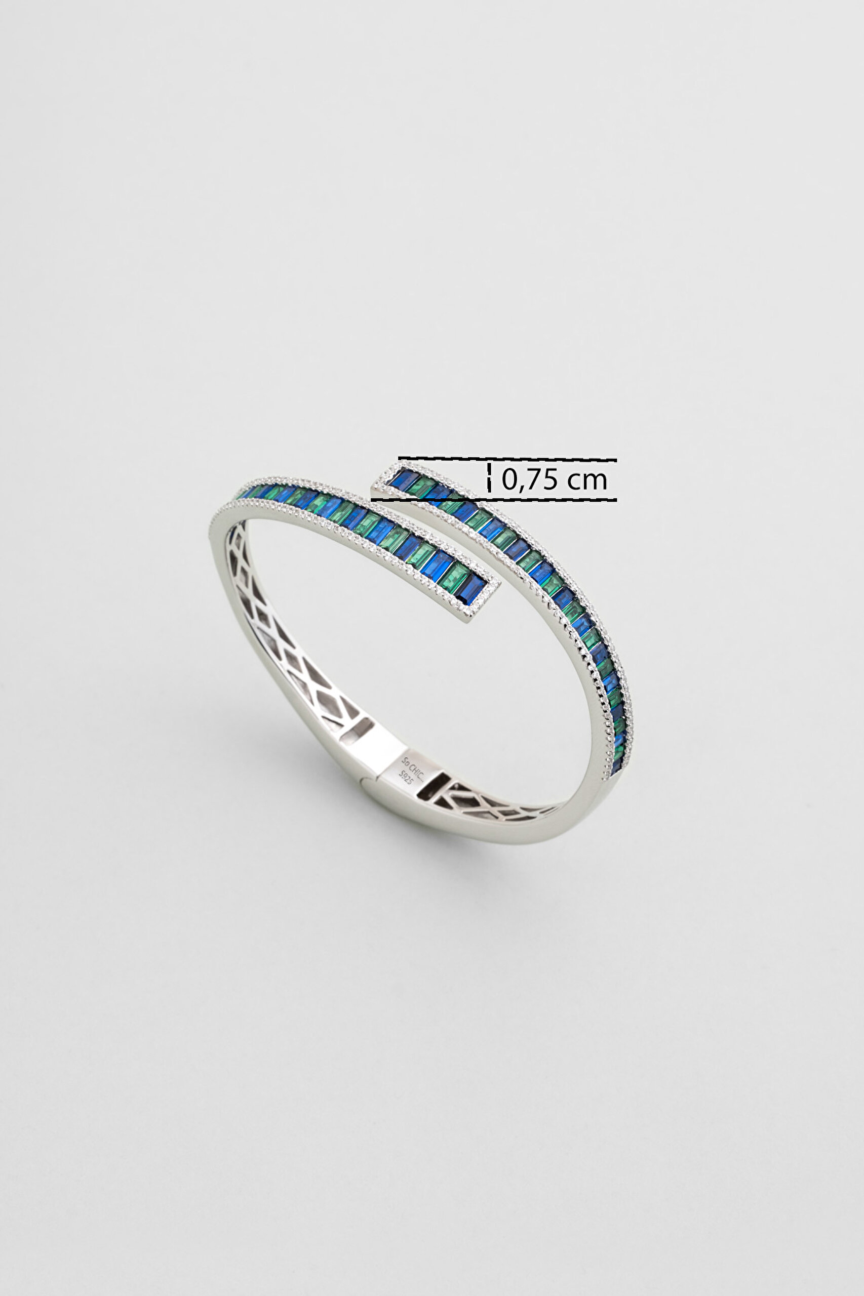 ⁠ Renkli Baget Taşlı 18 Ayar Beyaz Altın Kaplama Gümüş Kelepçe Bileklik_1}