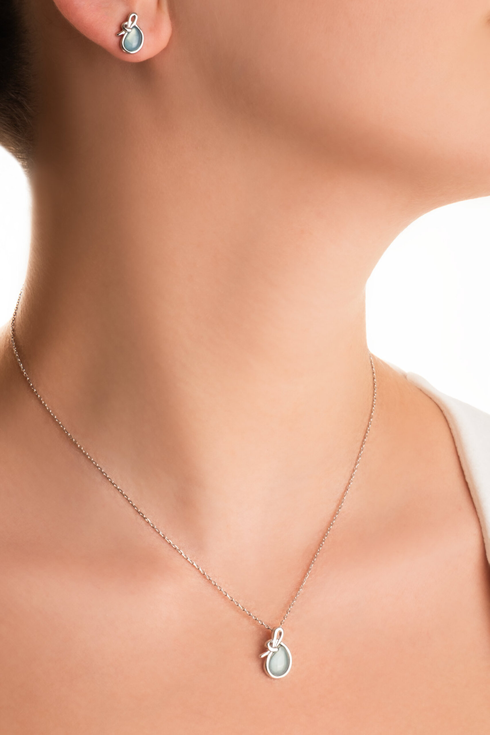 ⁠ Kalsedon Parıltısı 18 Ayar Beyaz Altın Kaplama Gümüş Küpe_1}