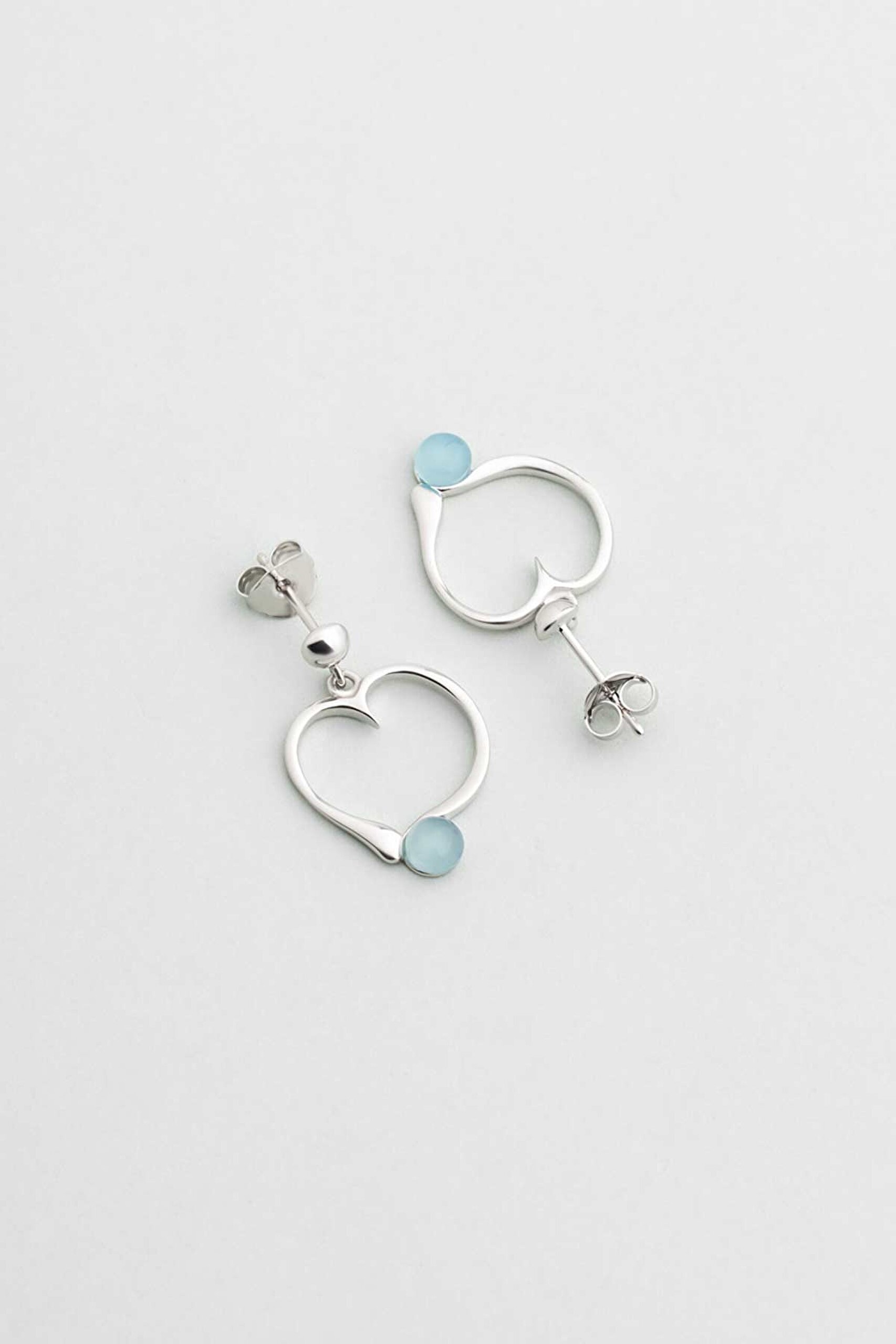 ⁠ Kalsedon Kalbi 18 Ayar Beyaz Altın Kaplama Gümüş Küpe_0}