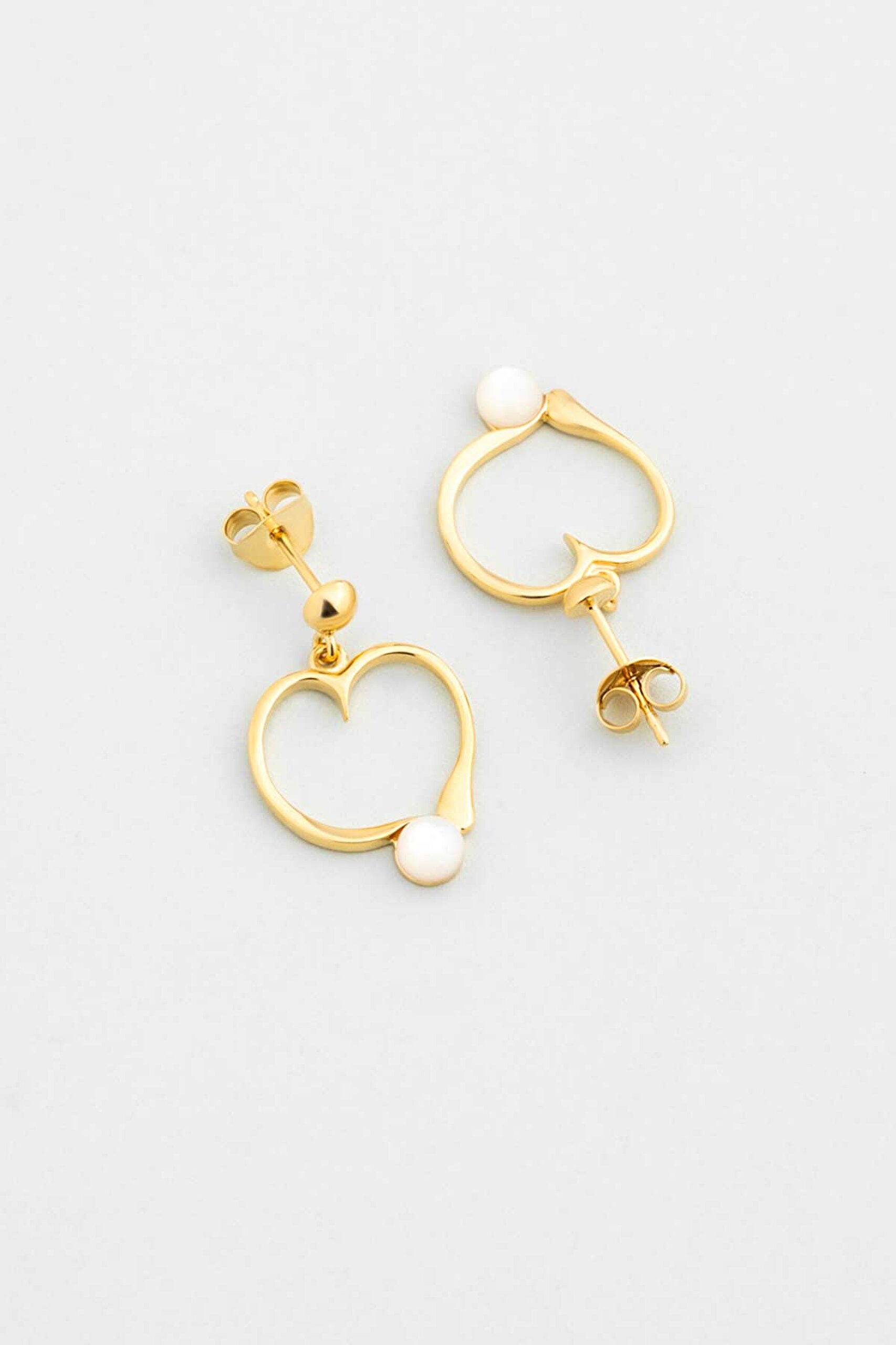 ⁠ Sedef Kalbi 18 Ayar Sarı Altın Kaplama Gümüş Küpe_0}