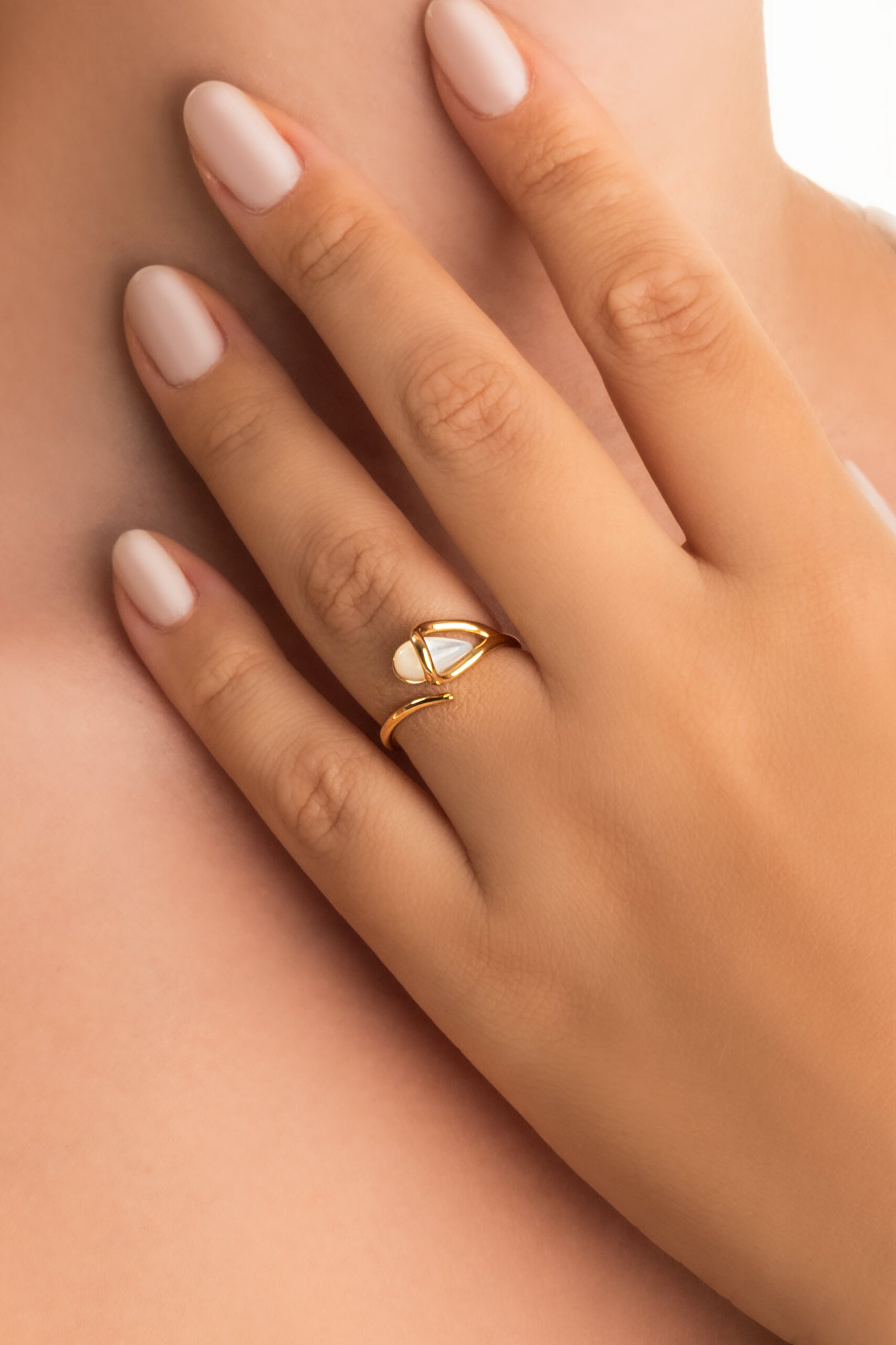 ⁠ Sedef Parıltısı 18 Ayar Sarı Altın Kaplama Ayarlanabilir Gümüş Yüzük_1}