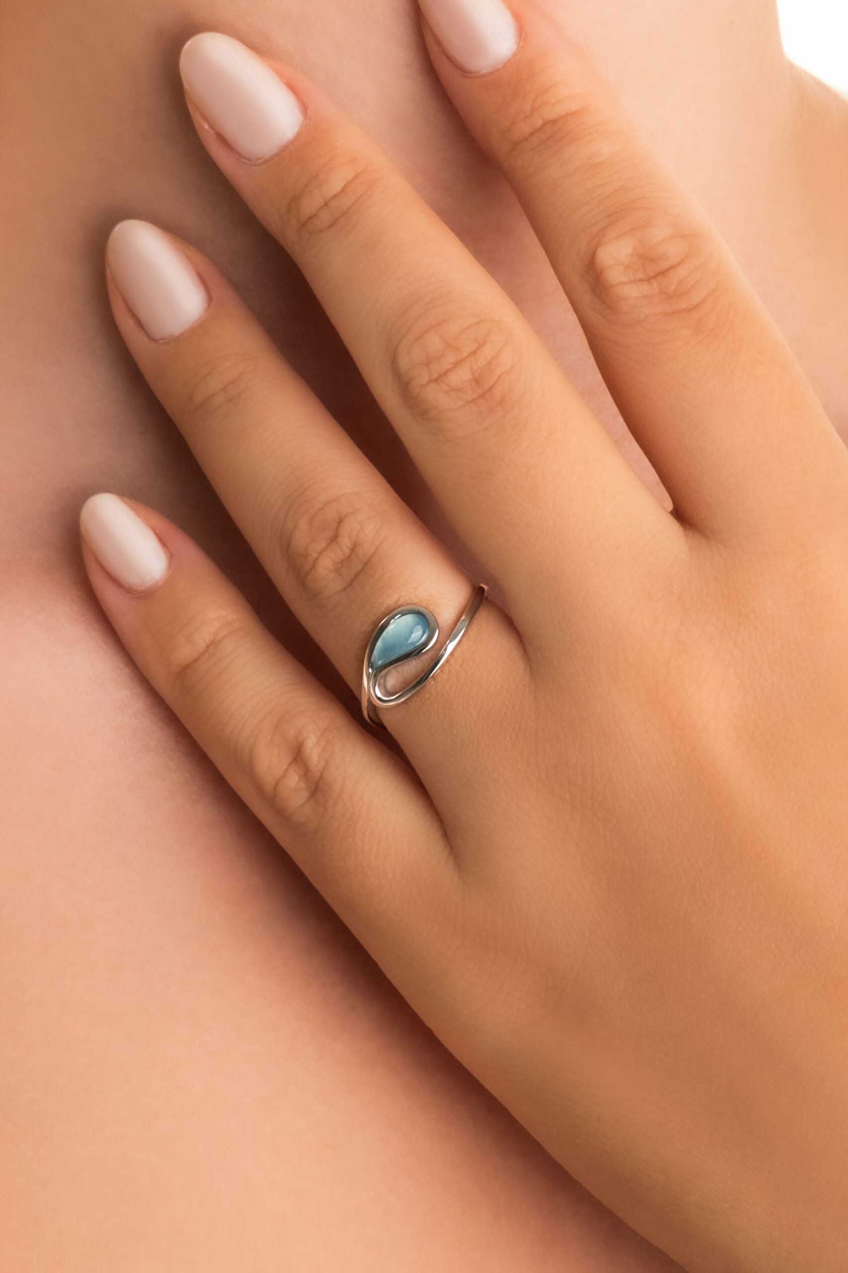 ⁠ Kalsedon Işıltısı 18 Ayar Beyaz Altın Kaplama Gümüş Yüzük_1}