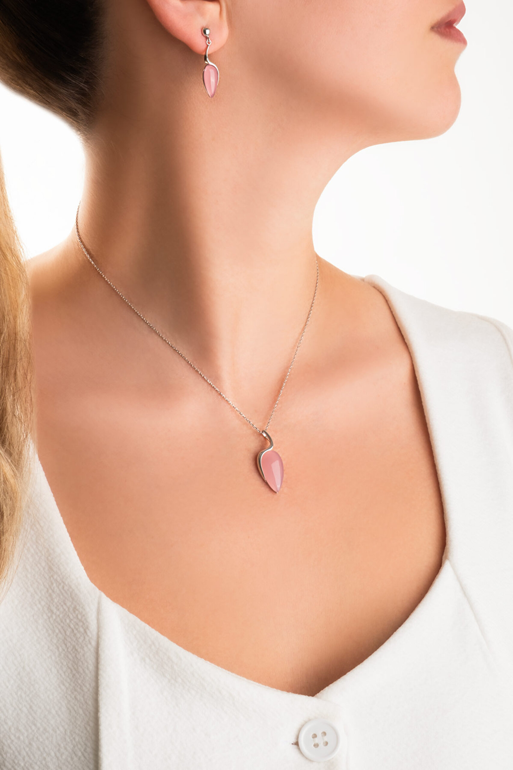 ⁠ Damla Kalsedon 18 Ayar Beyaz Altın Kaplama Gümüş Küpe_3}