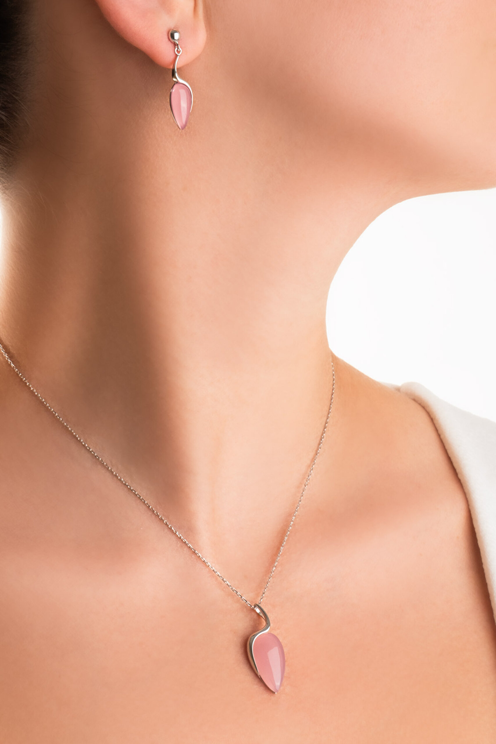 ⁠ Damla Kalsedon 18 Ayar Beyaz Altın Kaplama Gümüş Küpe_1}