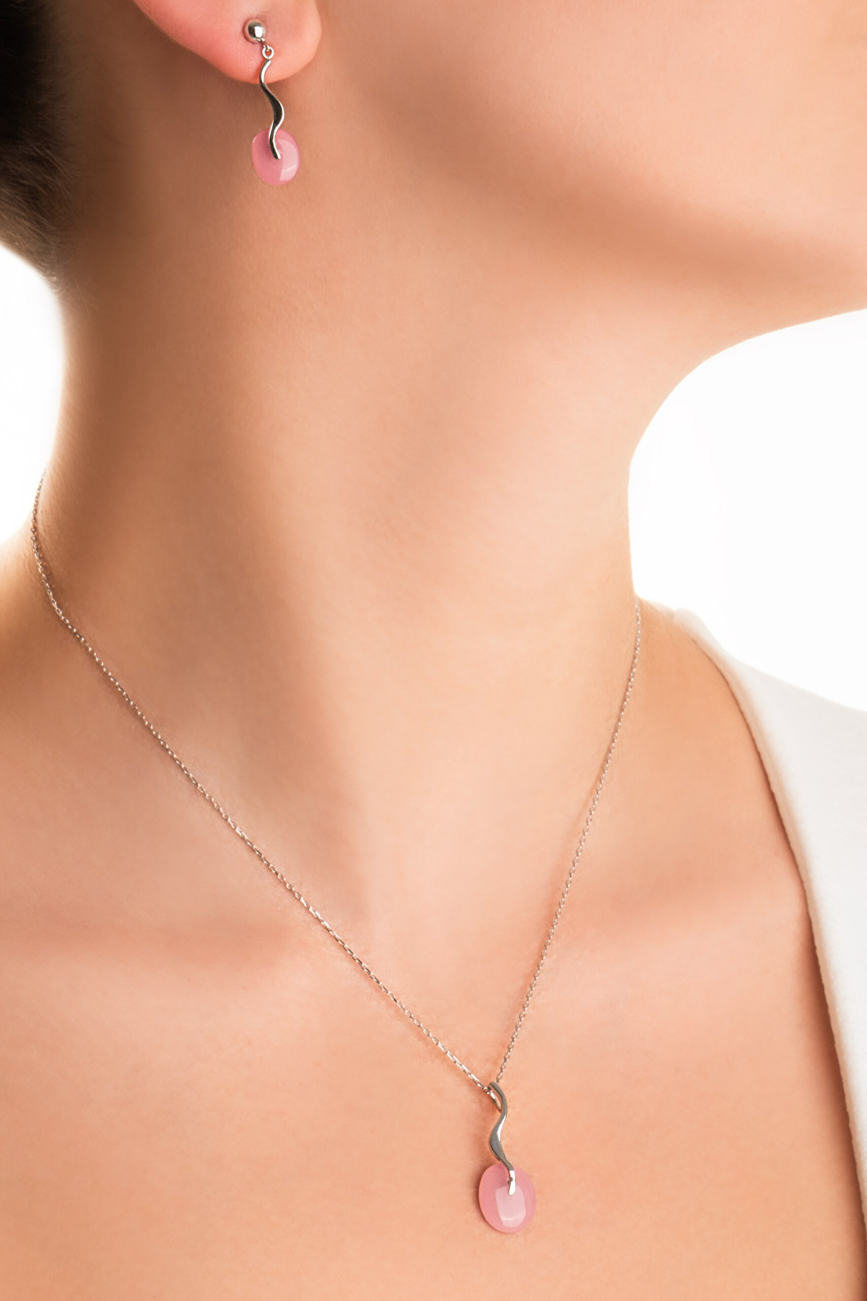 ⁠ Kalsedon Masalı 18 Ayar Beyaz Altın Kaplama Gümüş Küpe_1}