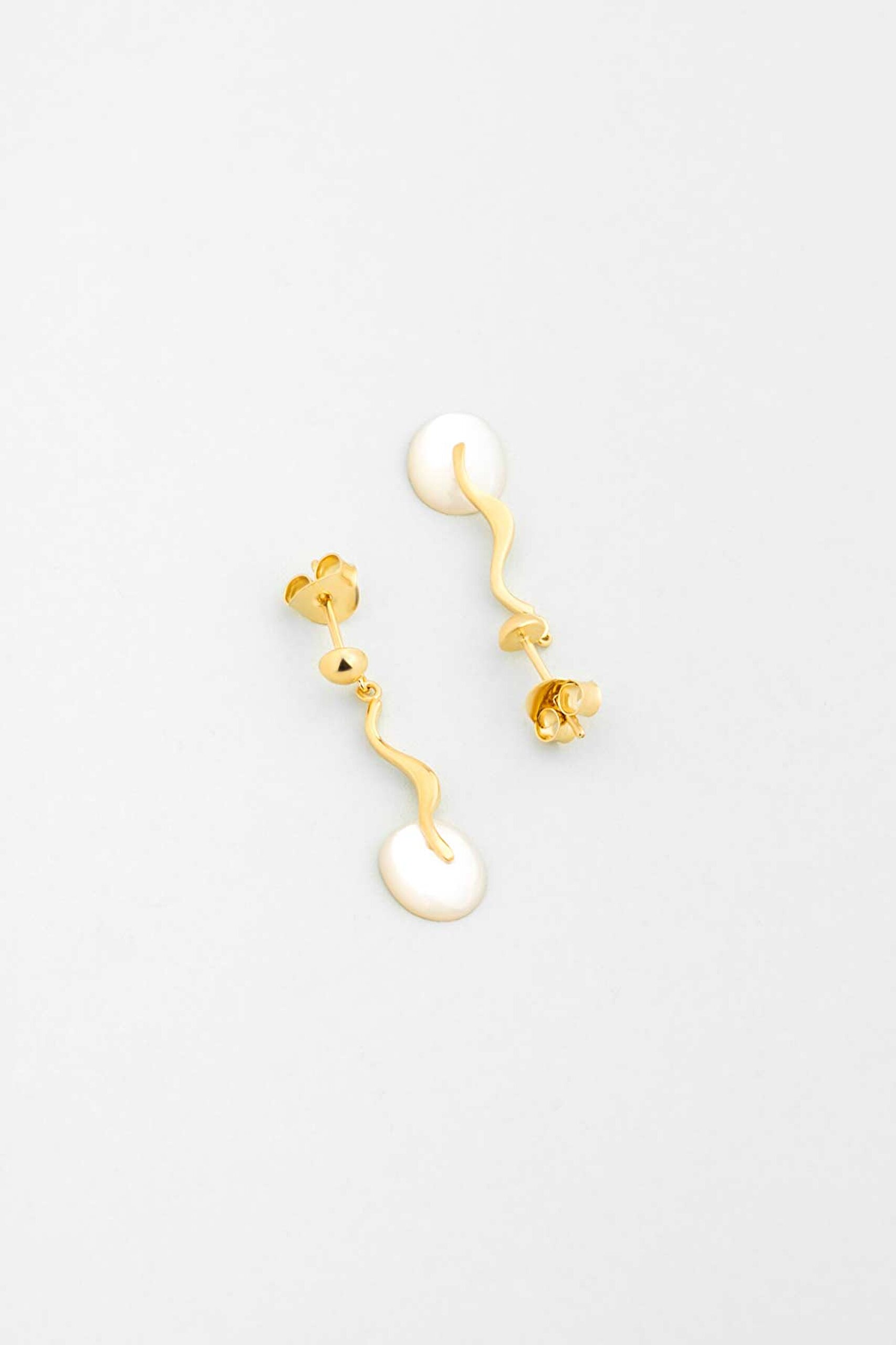 ⁠ Sedef Masalı 18 Ayar Sarı Altın Kaplama Gümüş Küpe_0}