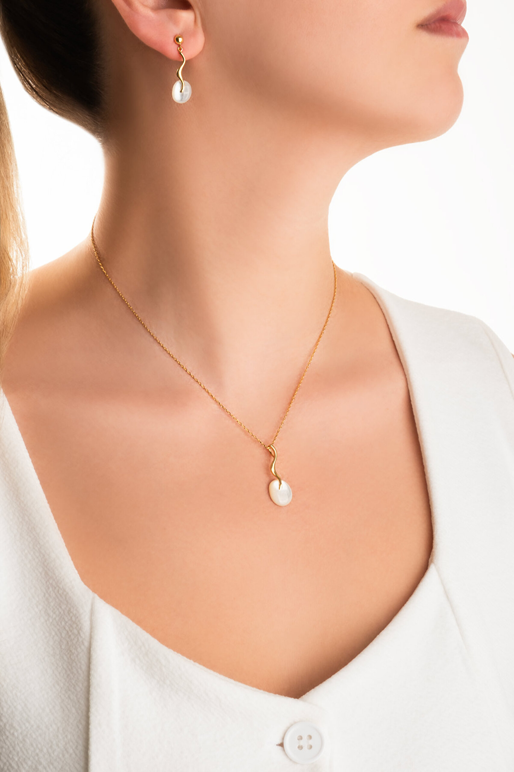 ⁠ Sedef Masalı 18 Ayar Sarı Altın Kaplama Gümüş Küpe_3}