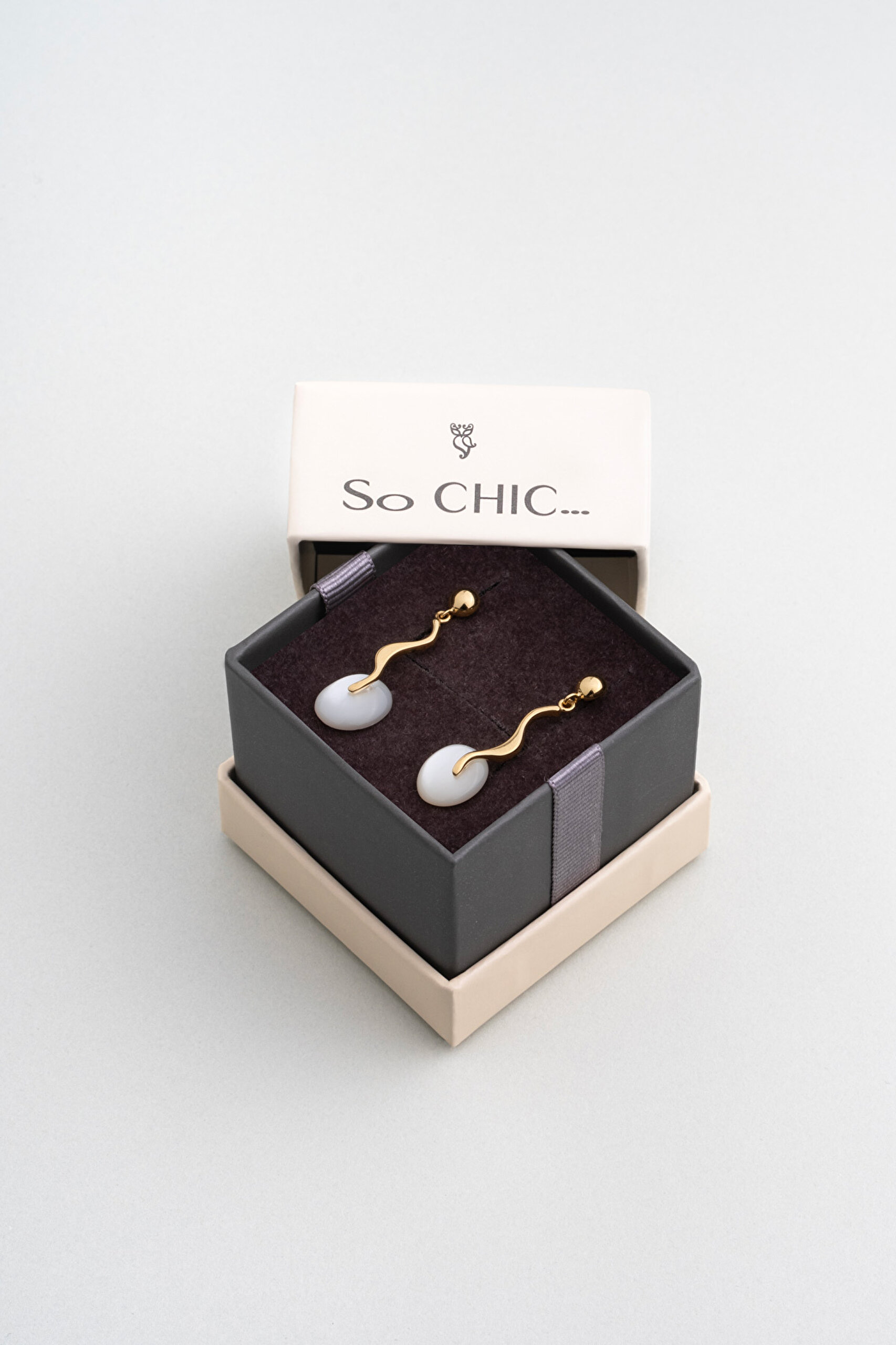 ⁠ Sedef Masalı 18 Ayar Sarı Altın Kaplama Gümüş Küpe_4}