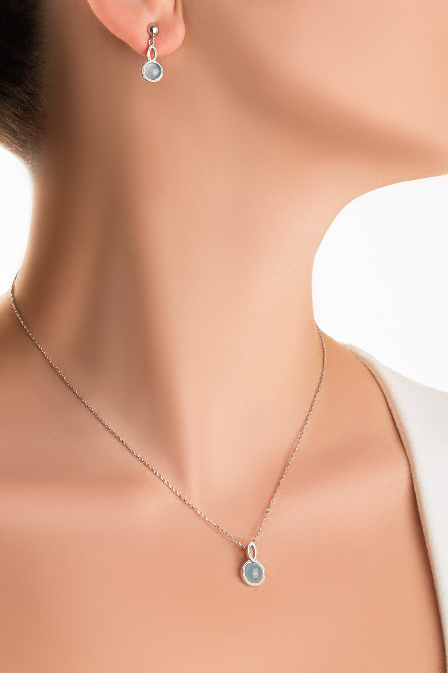 ⁠ Kalsedon Işıltısı 18 Ayar Beyaz Altın Kaplama Gümüş Küpe_3}