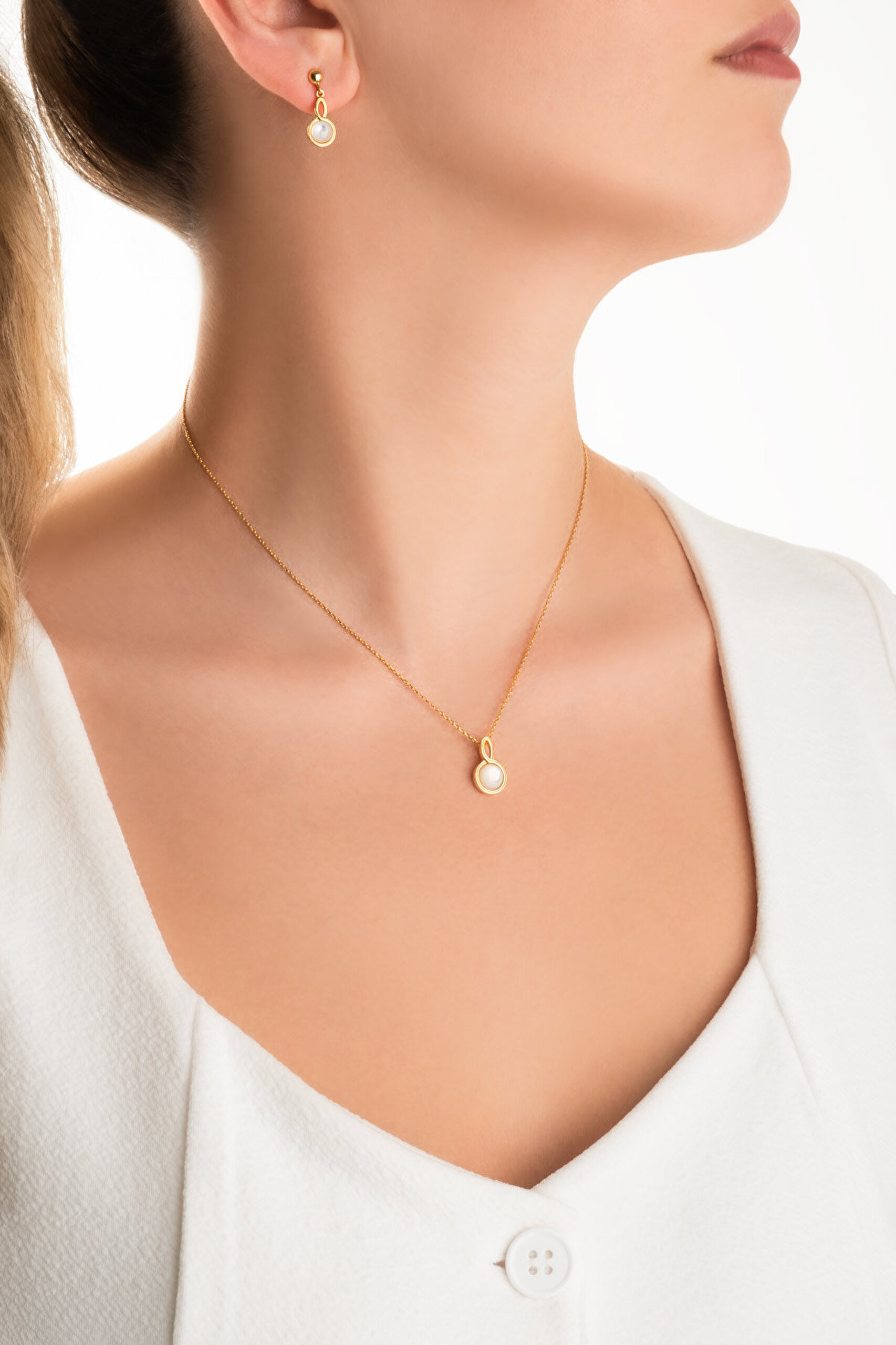 Sedef Işıltısı 18 Ayar Sarı Altın Kaplama Gümüş Küpe - 1