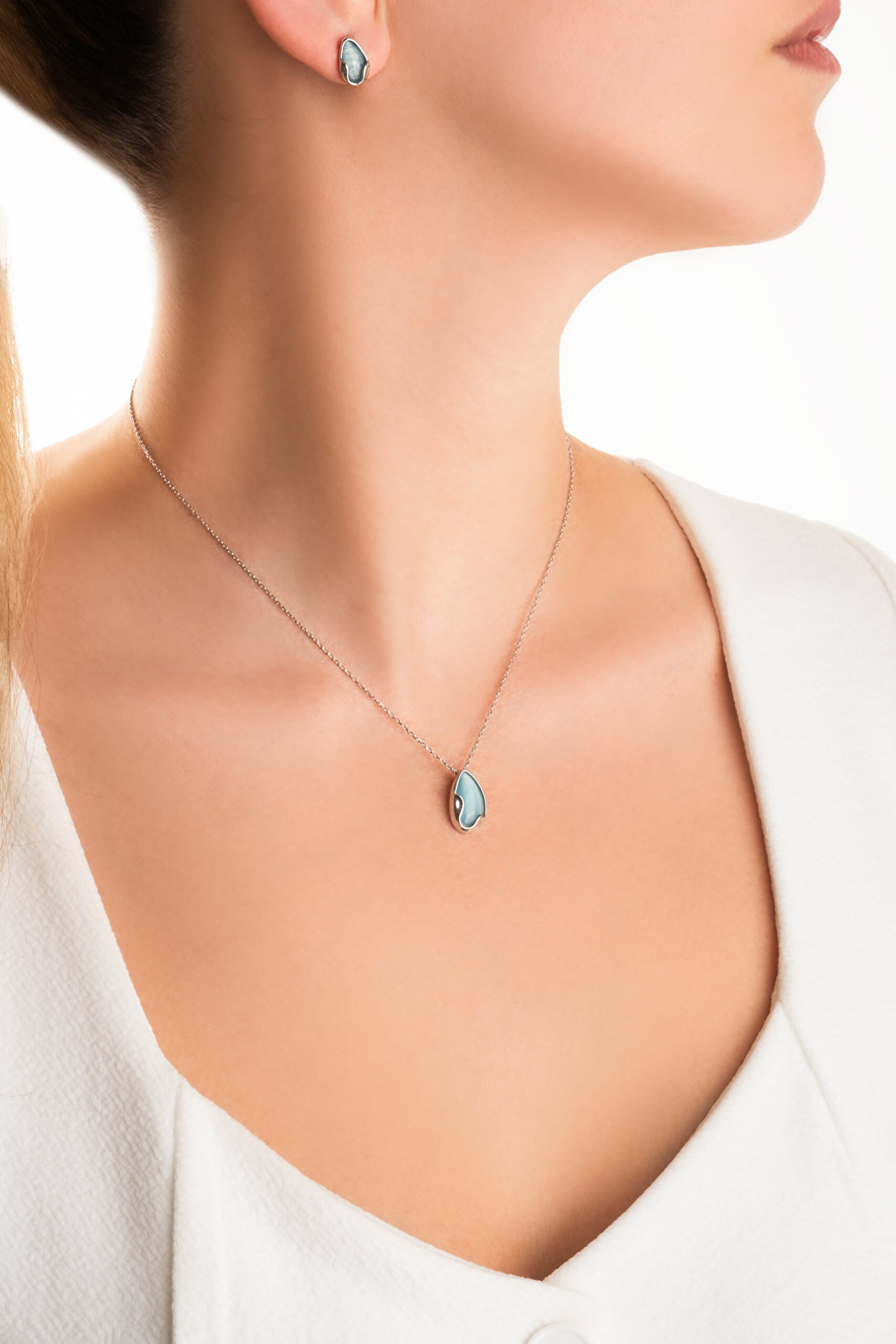 ⁠ Kalsedon Esintisi 18 Ayar Beyaz Altın Kaplama Gümüş Küpe_3}