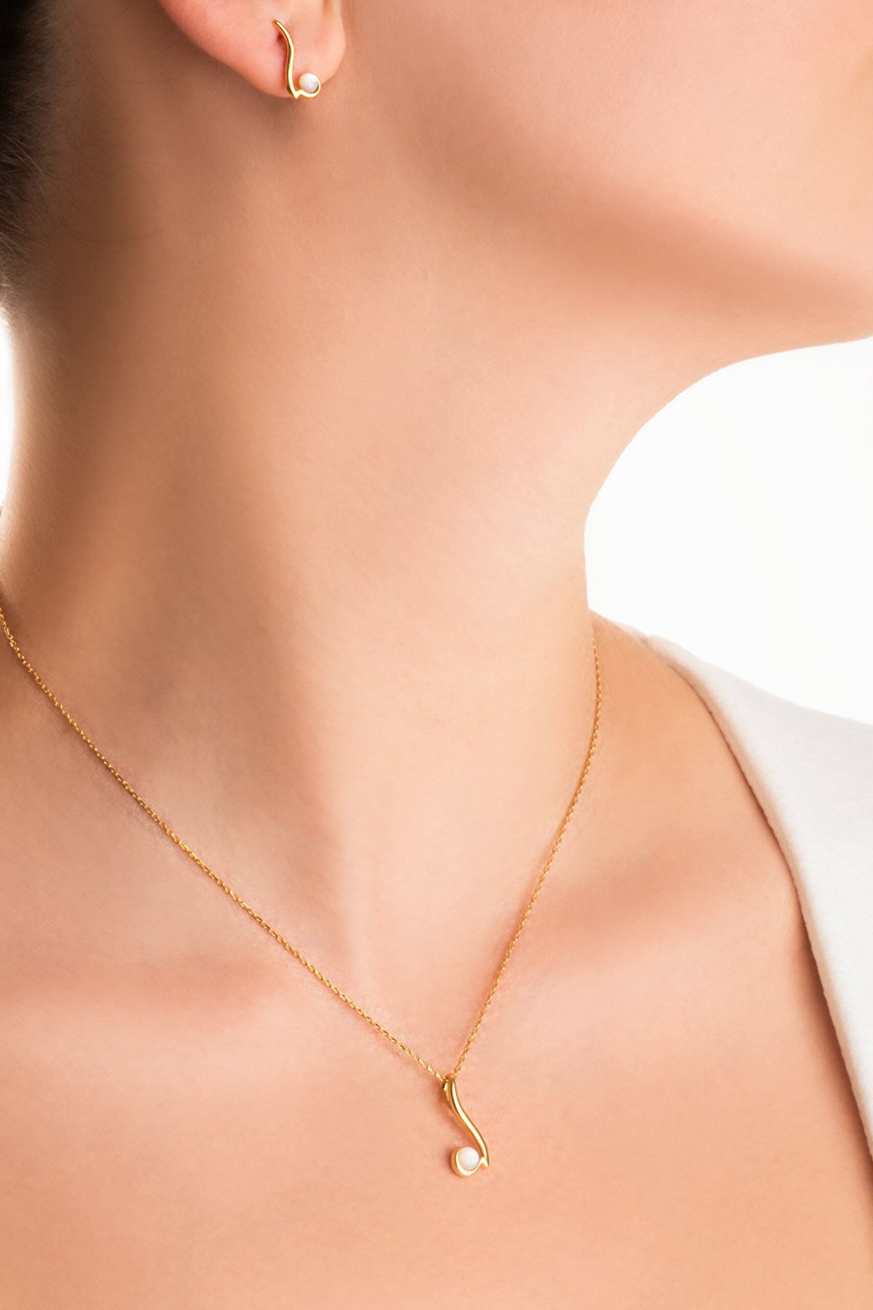 Sedef Büyüsü 18 Ayar Sarı Altın Kaplama Gümüş Küpe - 1