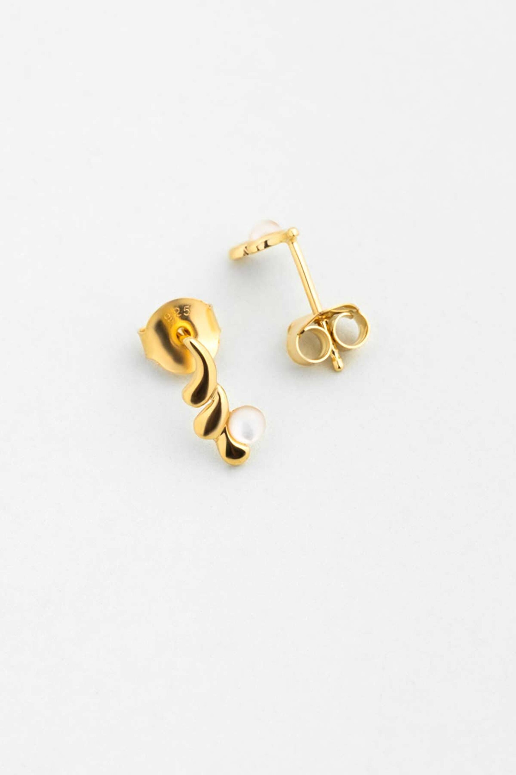 Sedef Serüveni 18 Ayar Sarı Altın Kaplama Gümüş Küpe - 0