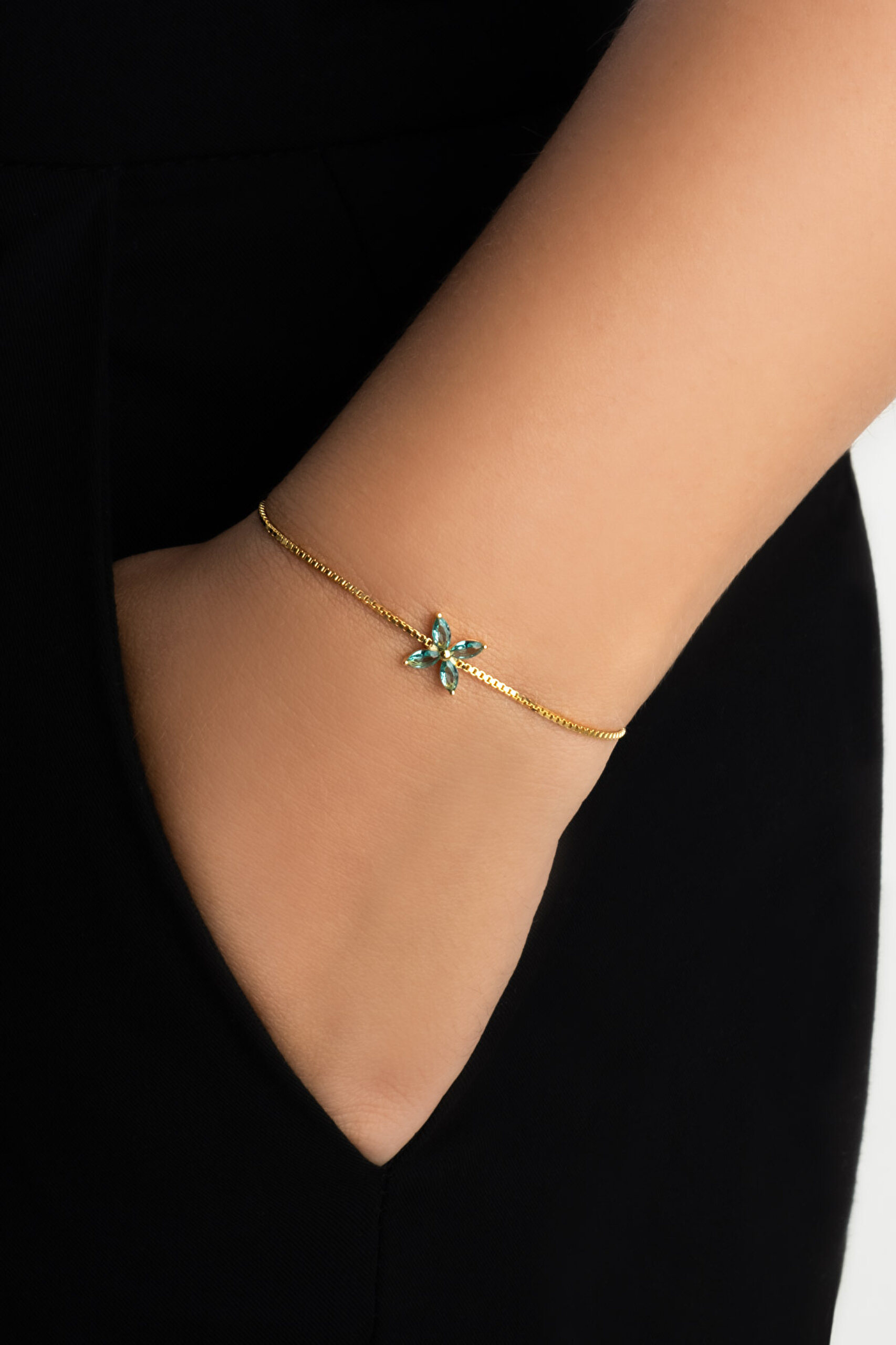 ⁠ Afrodit 18 Ayar Sarı Altın Kaplama Ayarlanabilir Gümüş Papatya Bileklik_1}