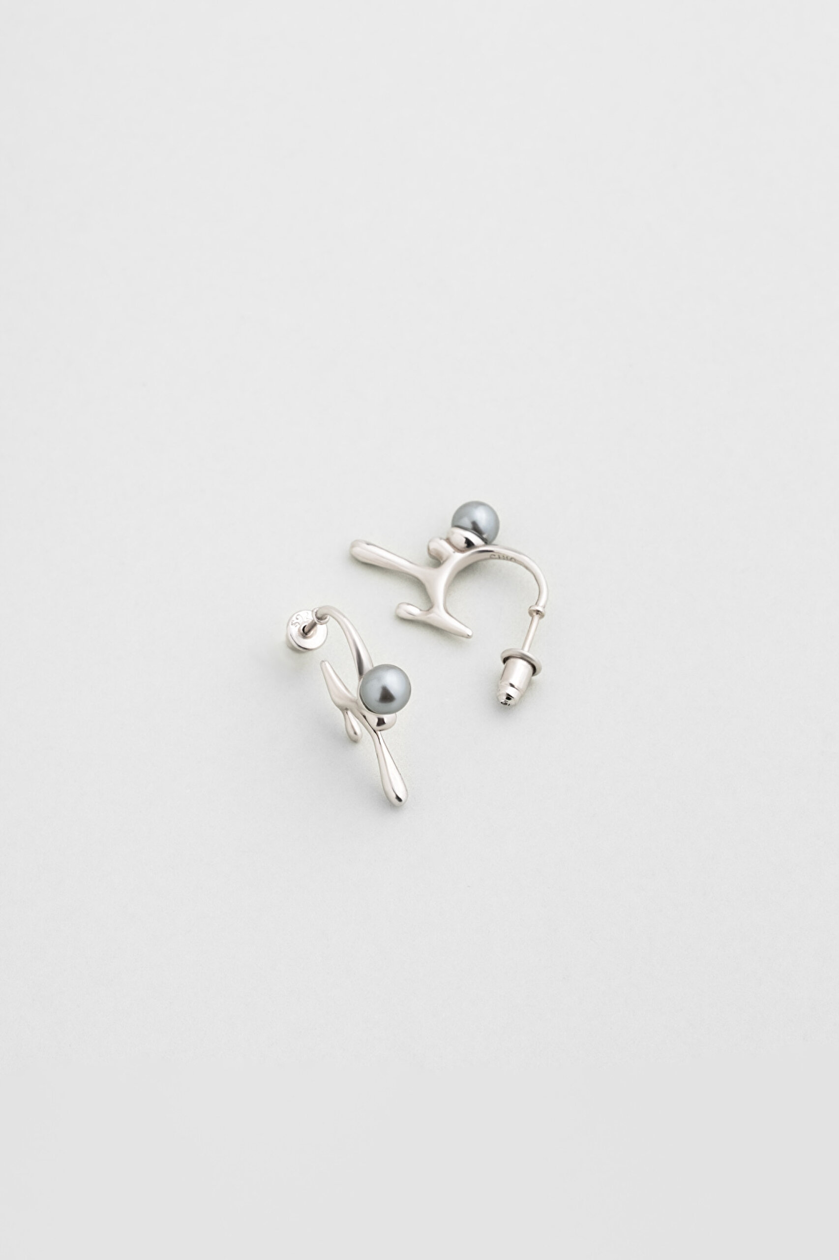 ⁠ Esmeralda 18 Ayar Beyaz Altın Kaplama Gümüş İnci Küpe_0}