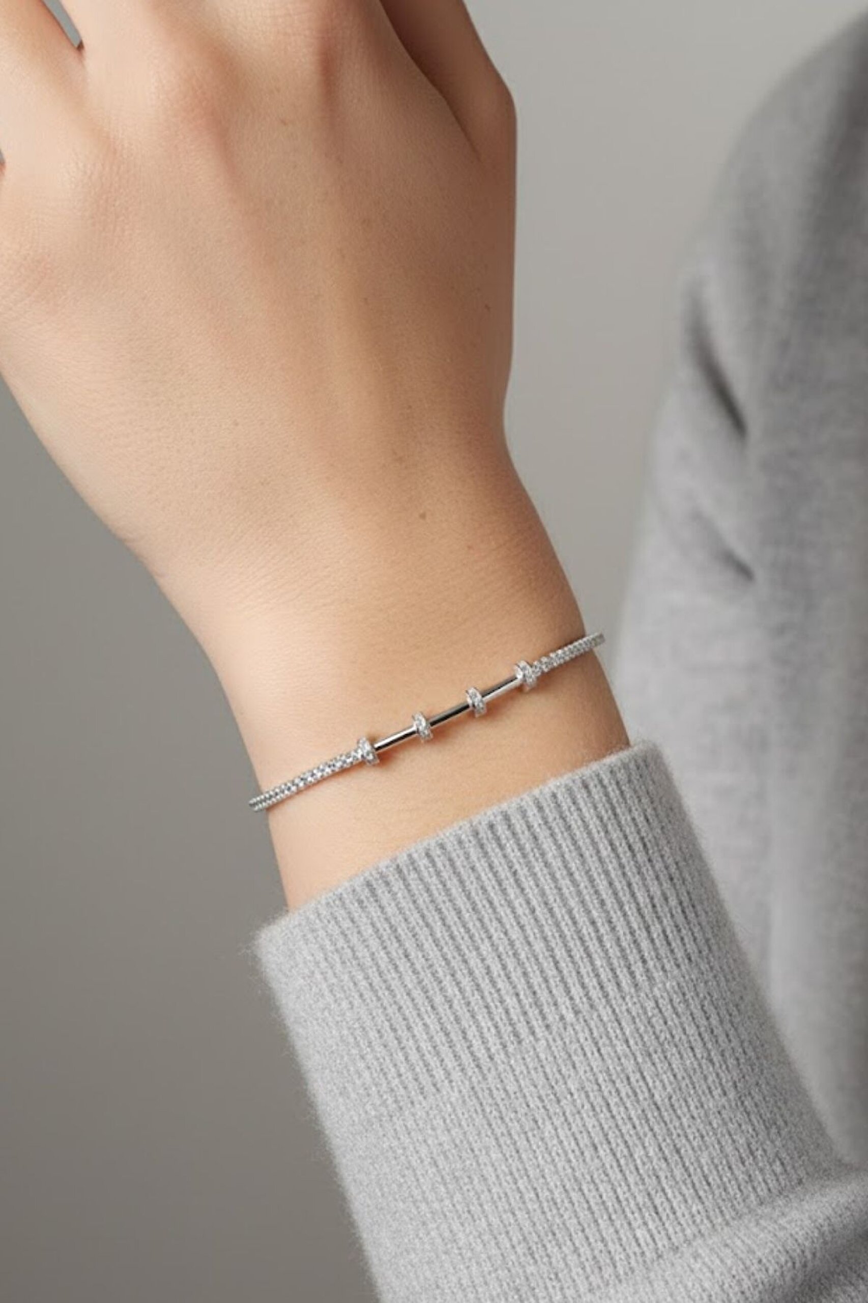 ⁠ Su Yolu 18 Ayar Beyaz Altın Kaplama Ayarlanabilir Üç Bölmeli Charm Bileklik_1}