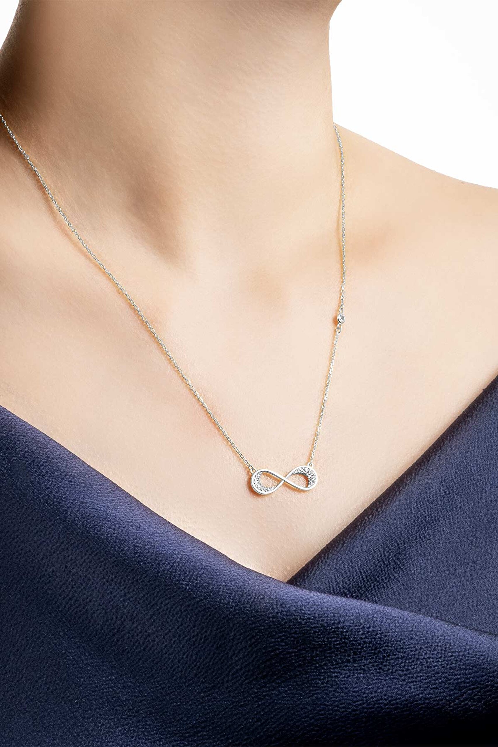 Sonsuzluk Figürlü 18 Ayar Beyaz Altın Kaplama Gümüş Kolye - 1