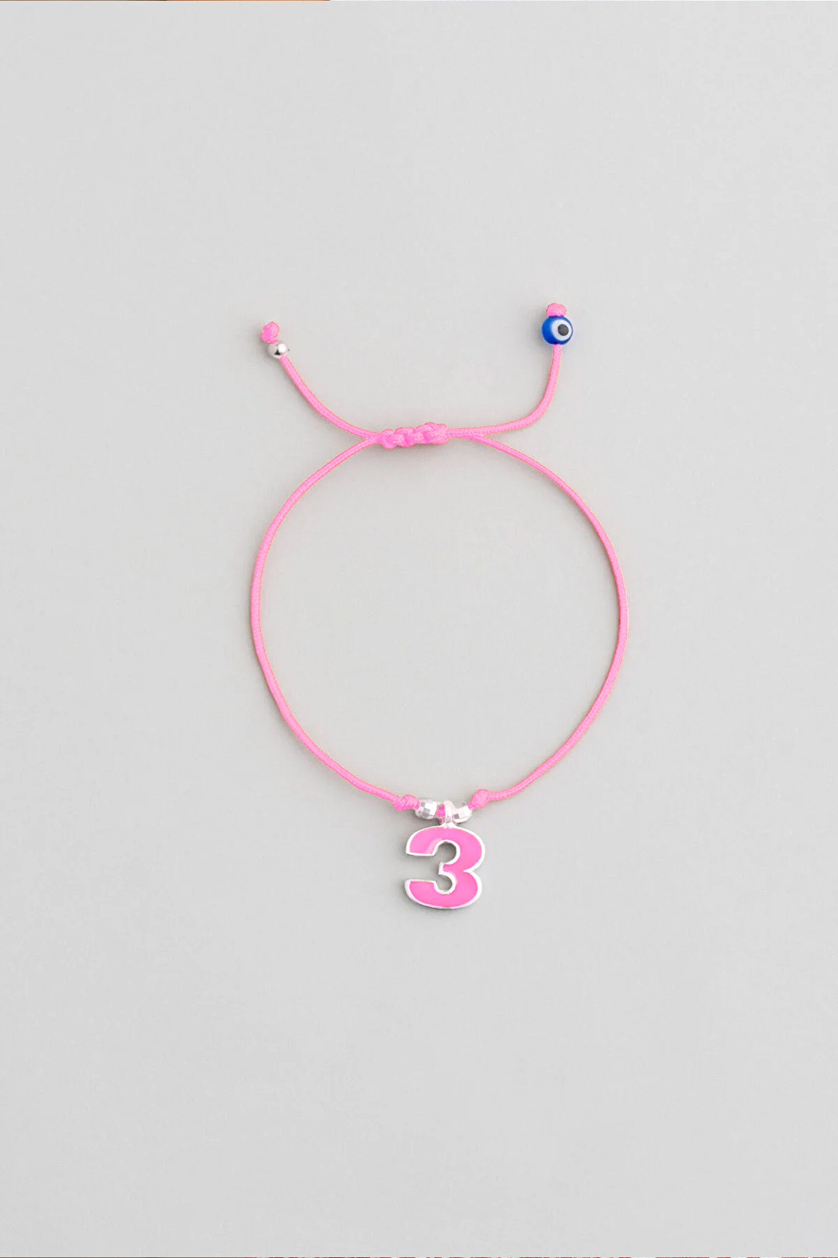 ⁠ 3 Sayısı İkonlu 18 Ayar Beyaz Altın Kaplama Ayarlanabilir Gümüş İpli Bileklik_0}