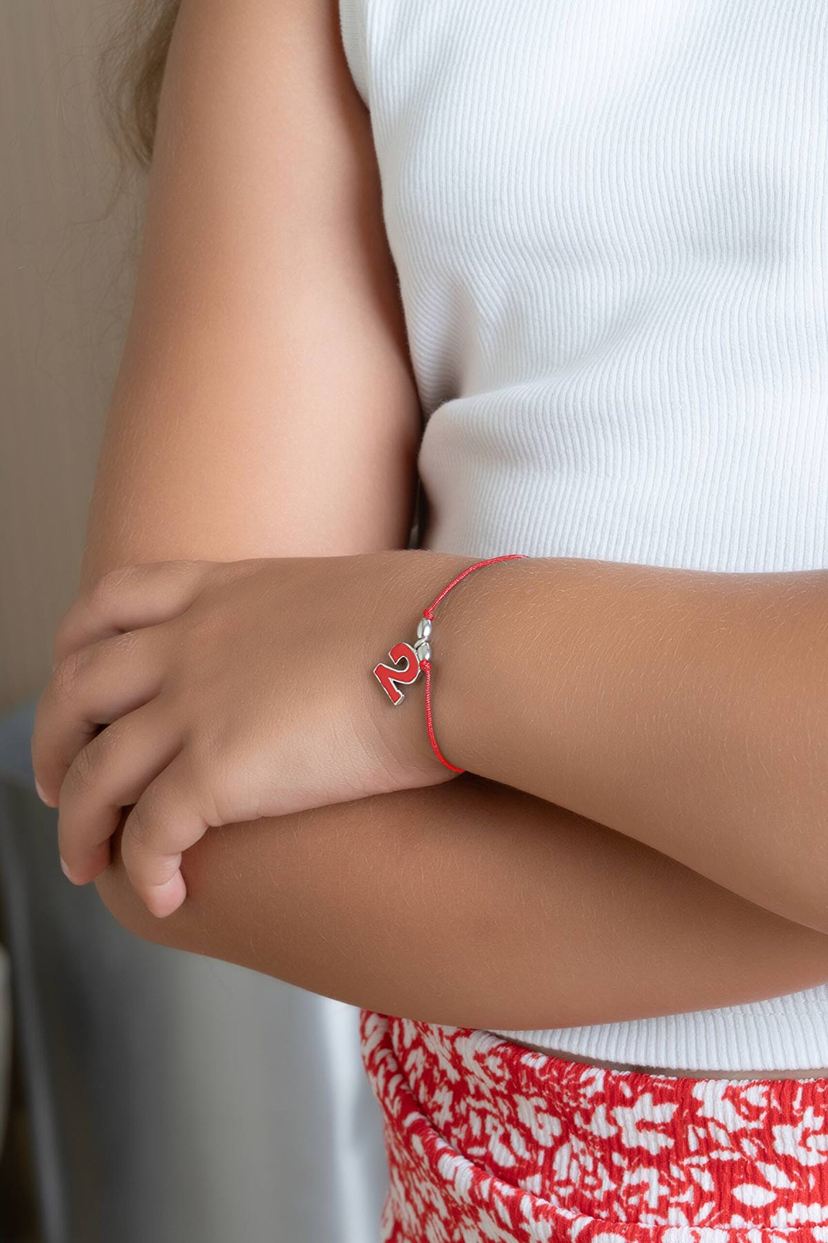 ⁠ 2 Sayısı İkonlu 18 Ayar Beyaz Altın Kaplama Ayarlanabilir Gümüş İpli Bileklik_3}