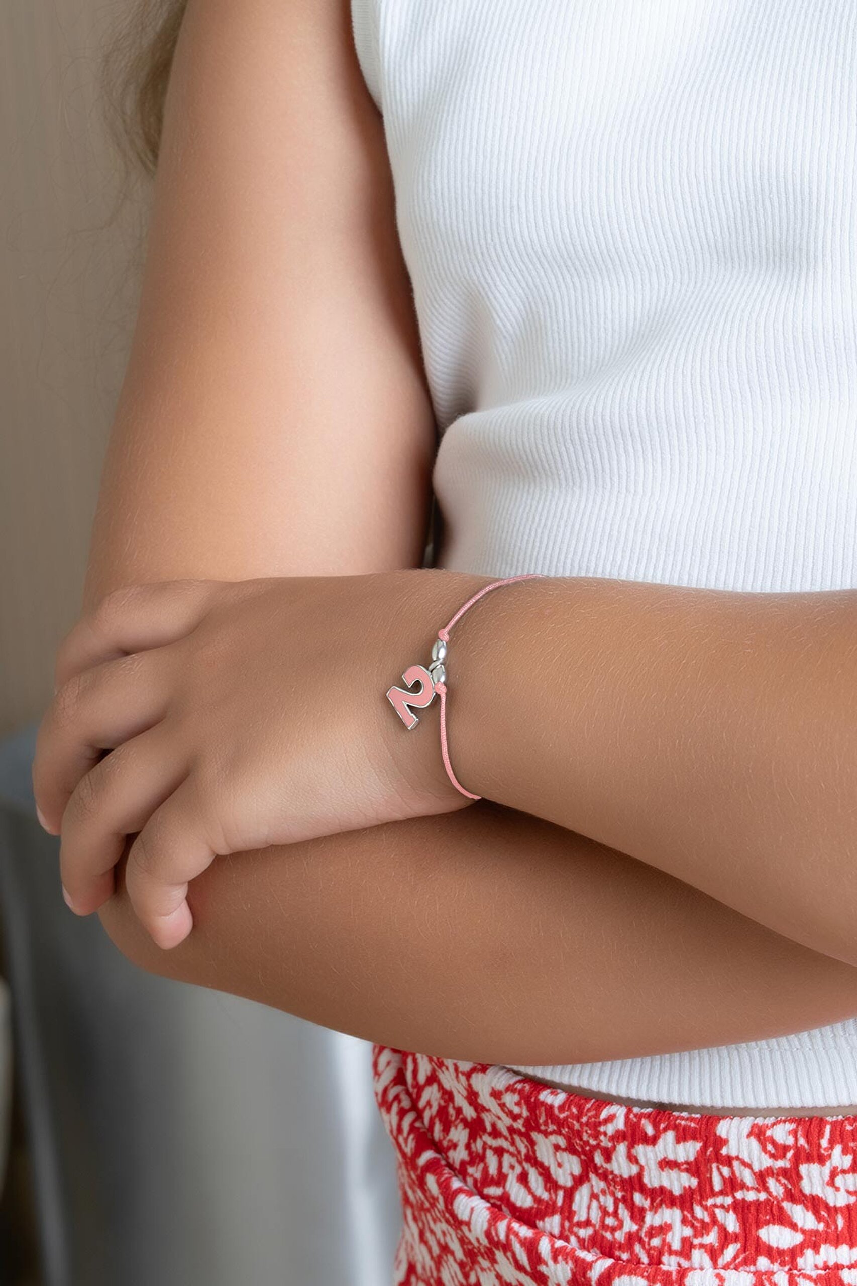 ⁠ 2 Sayısı İkonlu 18 Ayar Beyaz Altın Kaplama Ayarlanabilir Gümüş İpli Bileklik_3}