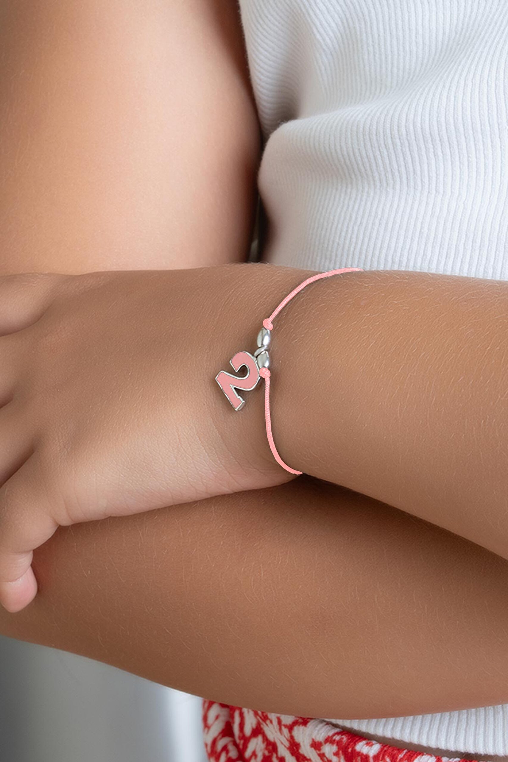 ⁠ 2 Sayısı İkonlu 18 Ayar Beyaz Altın Kaplama Ayarlanabilir Gümüş İpli Bileklik_1}