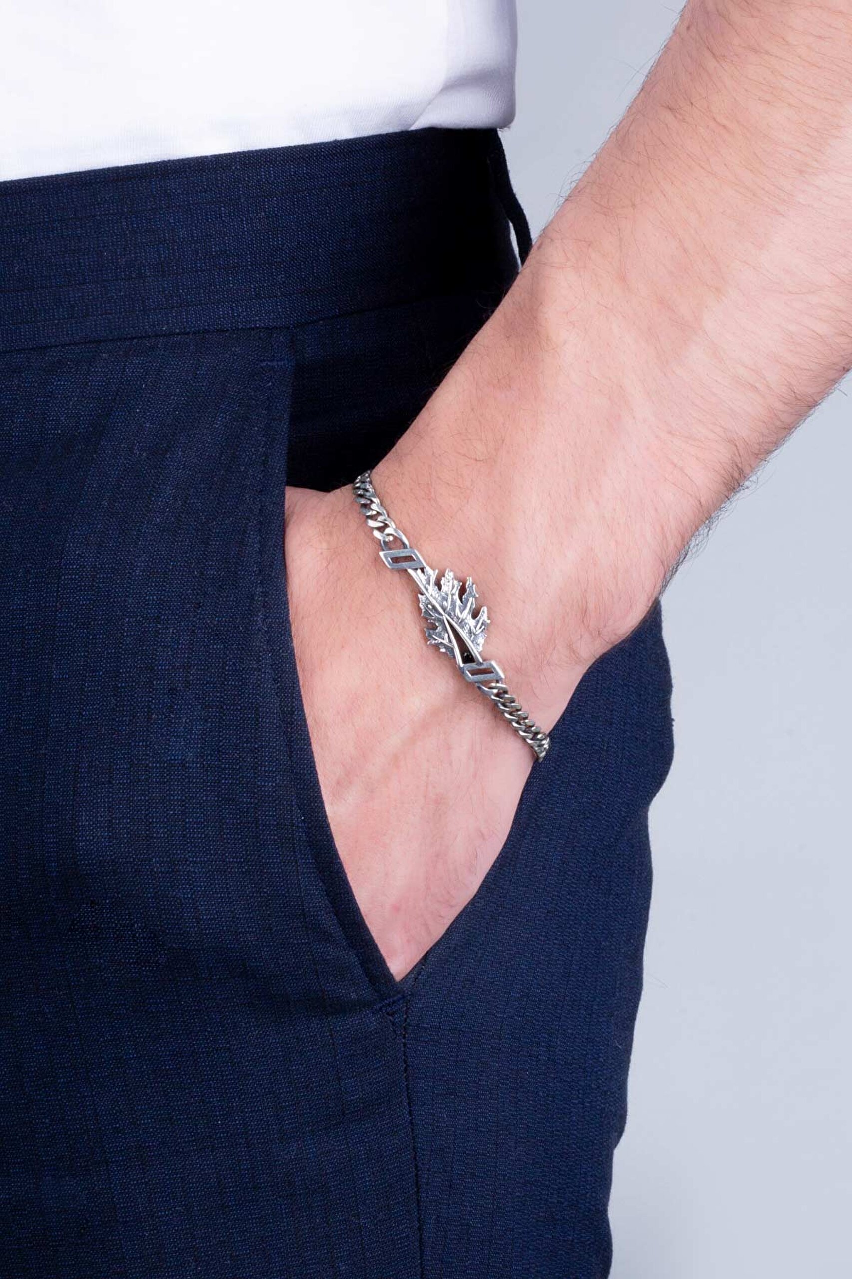 ⁠ Yaprak Figürlü Taş Detaylı Gümüş Erkek Bileklik_1}