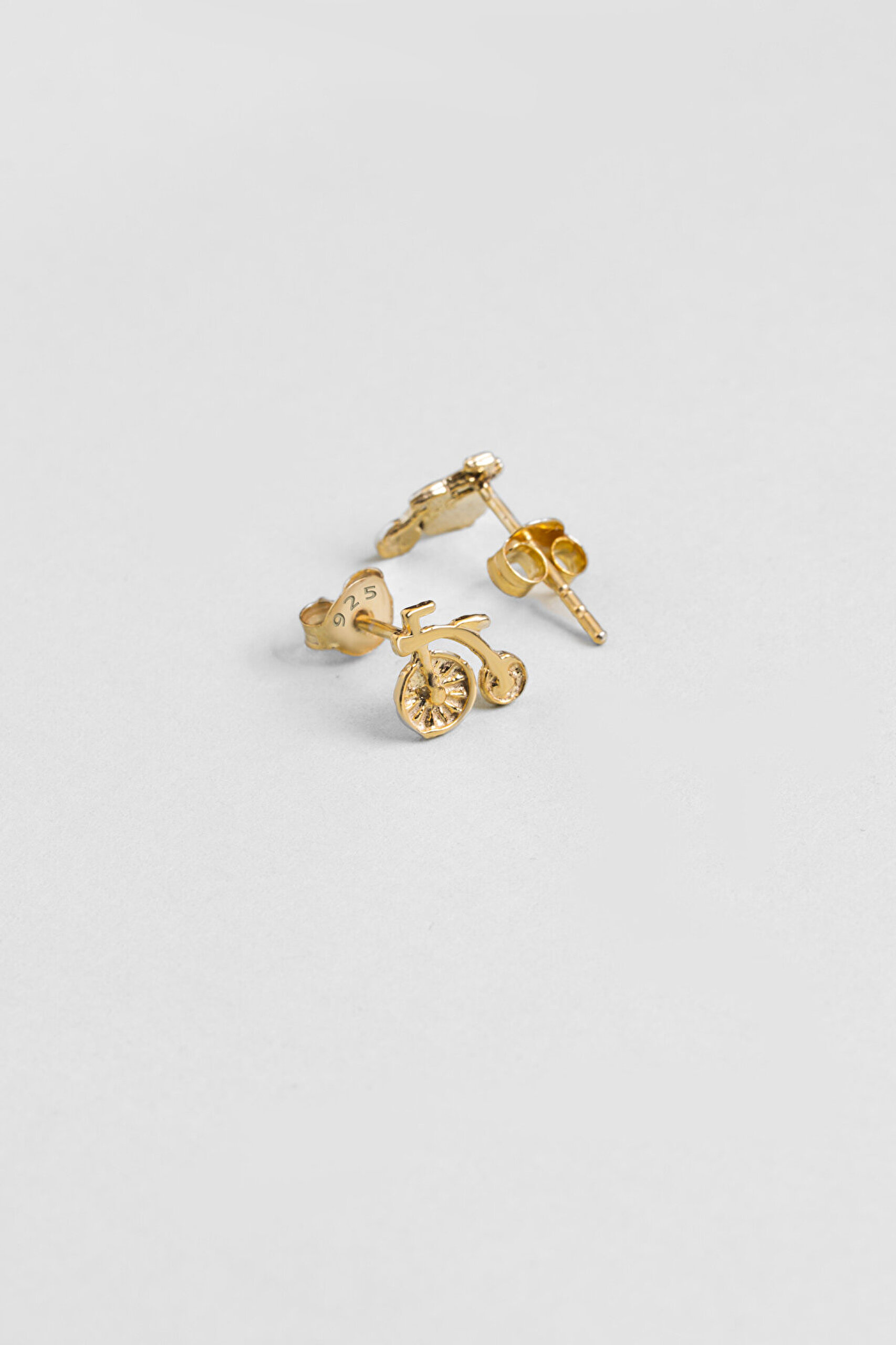 Minimal Bisiklet Figürlü 18 Ayar Sarı Altın Kaplama Gümüş Küpe - 0